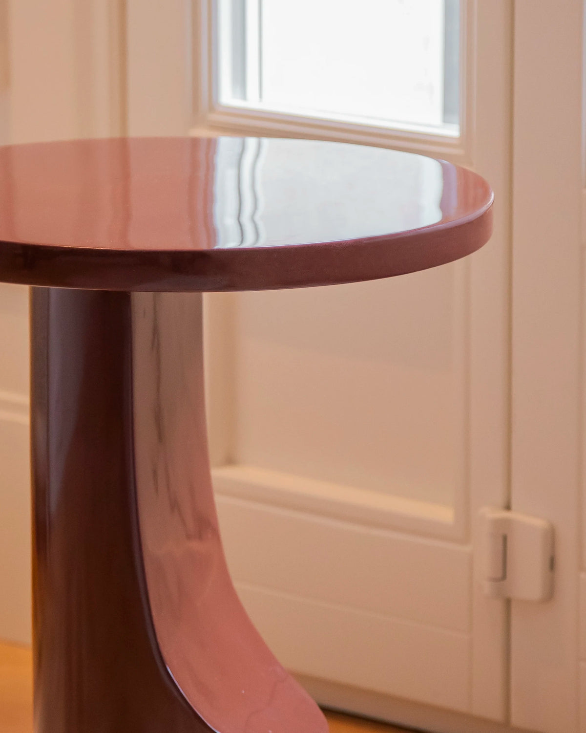 Alia round side table in microcement with a high-gloss finish