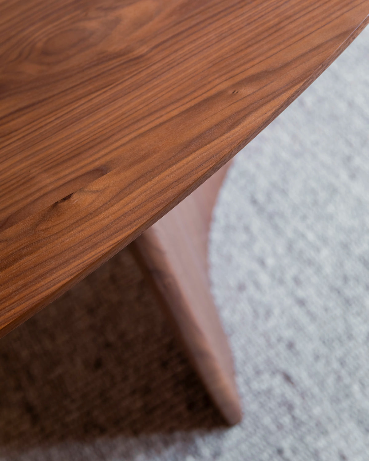 mesa comedor ovalada madera calidad premium grande nogal Brisa