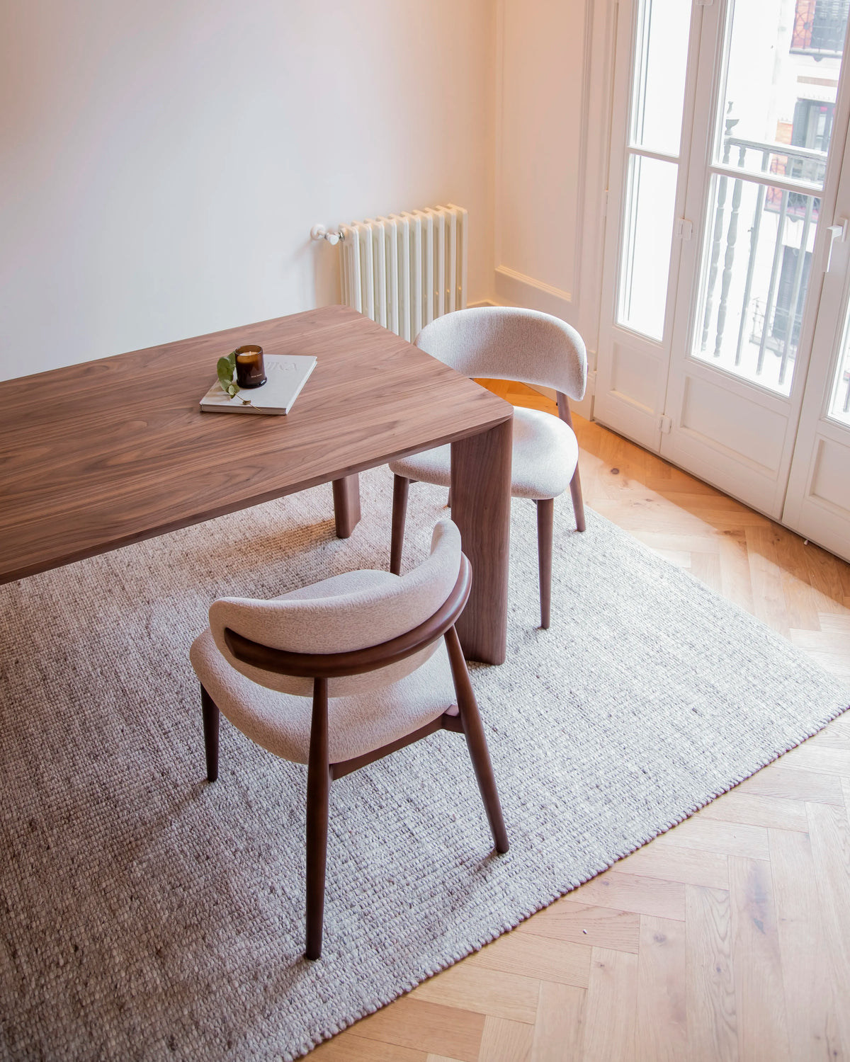 Silla cómoda comedor nórdica, tapizada madera nogal maciza patas de madera Selen