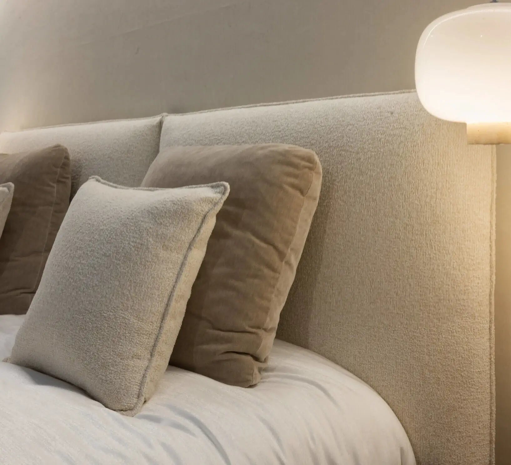 Cama Delos con tapicería personalizada para colchón de 160 x 200