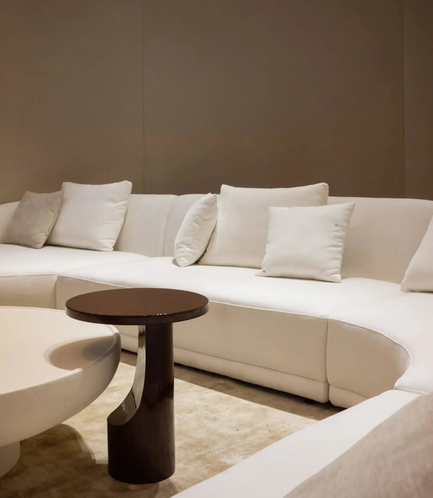 Table d'appoint ronde Alia en microciment finition brillante