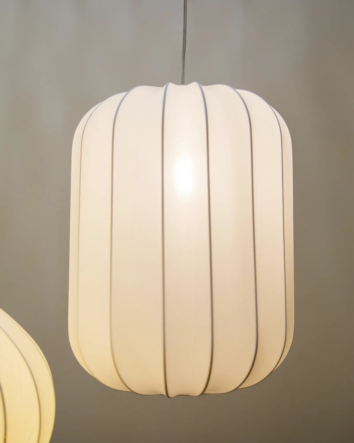 Lámpara techo colgante salón comedor tela multiformato artesanal ovalada Ishin