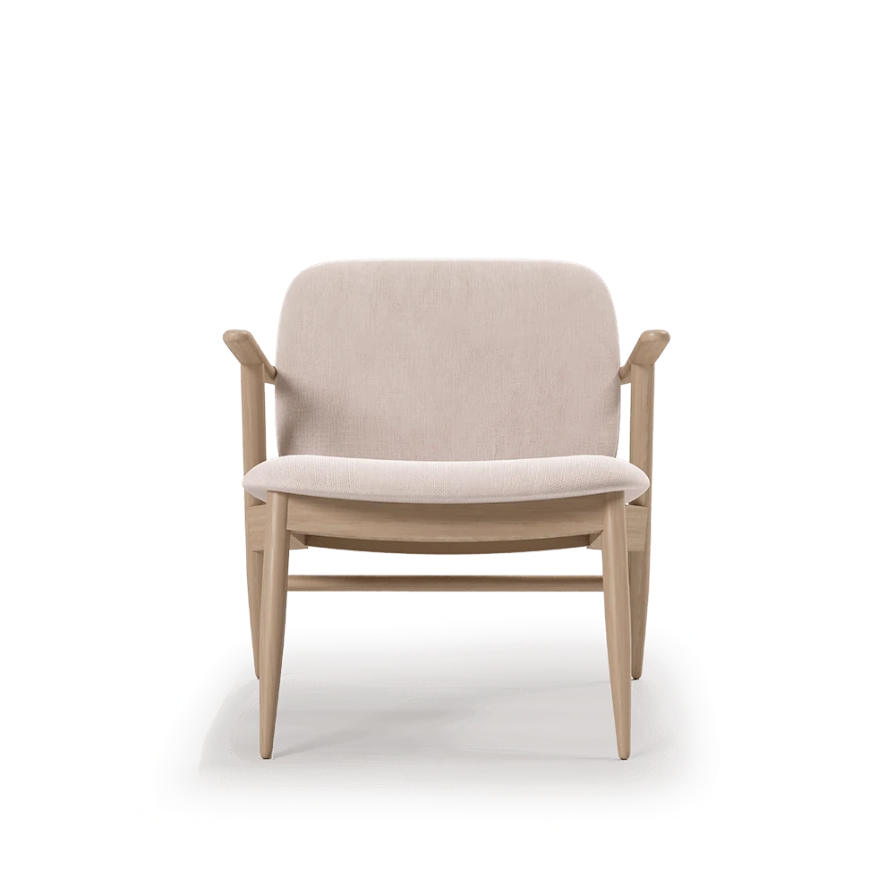 Butaca Lys con estructura de madera y tapicería vita creme