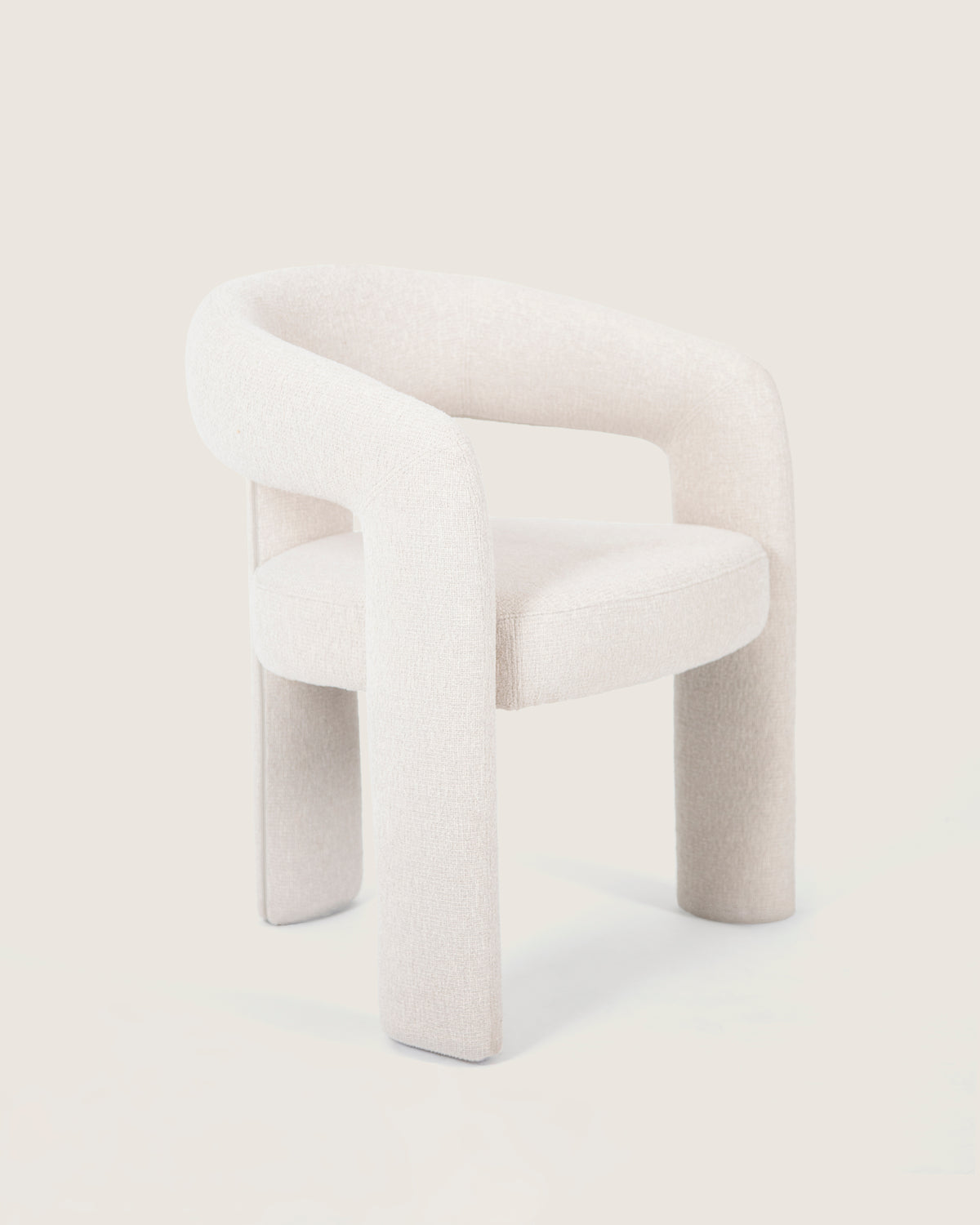 Silla de comedor con reposabrazos tapizada en dolmen taupe Helen