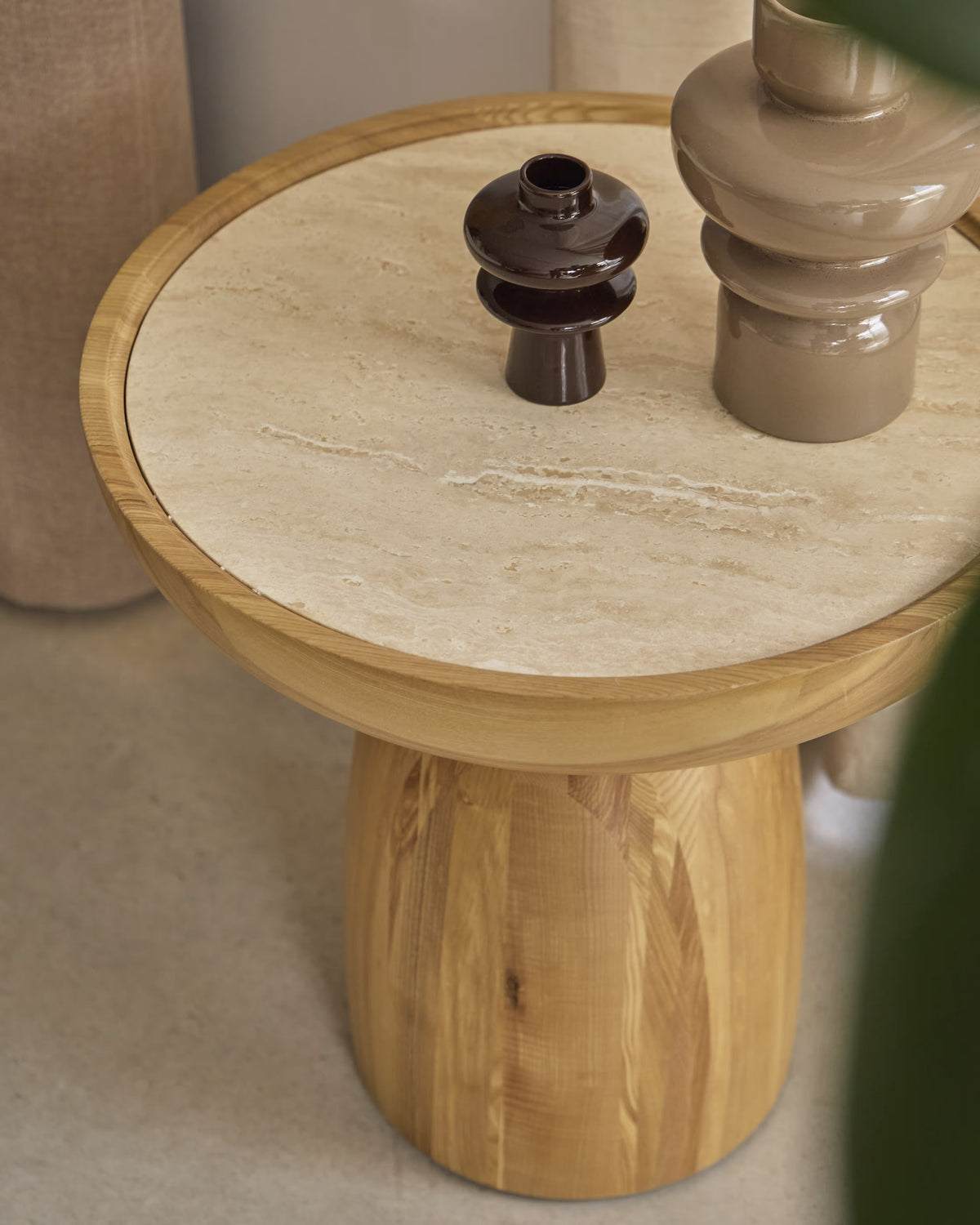 Mesa auxiliar salón comedor redonda madera y marmol calidad premium pequeña travertino blanco Ria