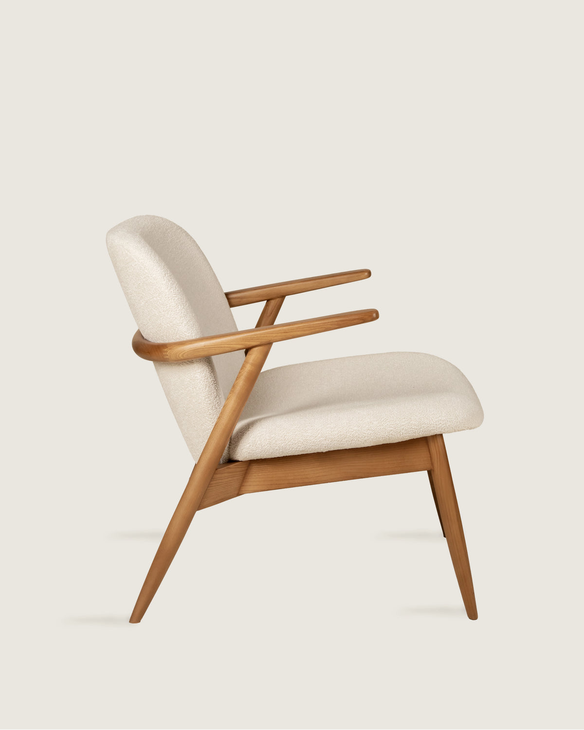 Butaca tapizada para salón o dormitorio madera maciza nogal color beige de diseño hecha a mano Lys