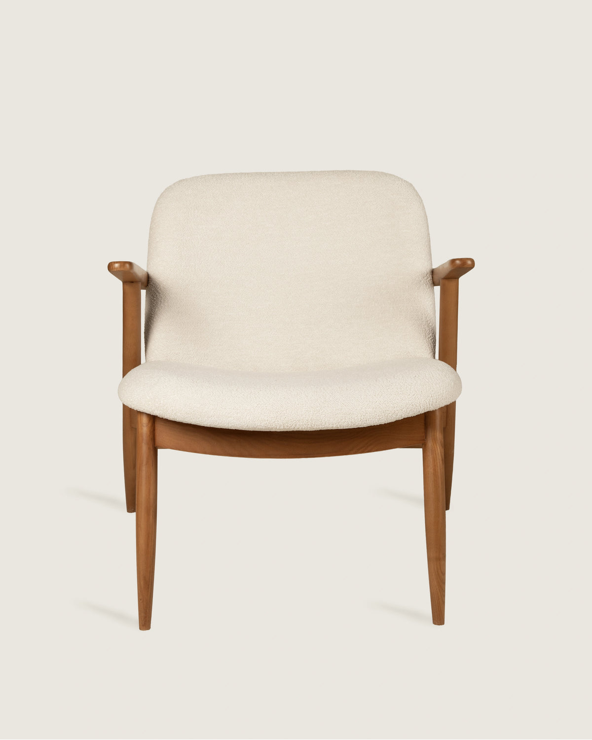Butaca tapizada para salón o dormitorio madera maciza nogal color beige de diseño hecha a mano Lys