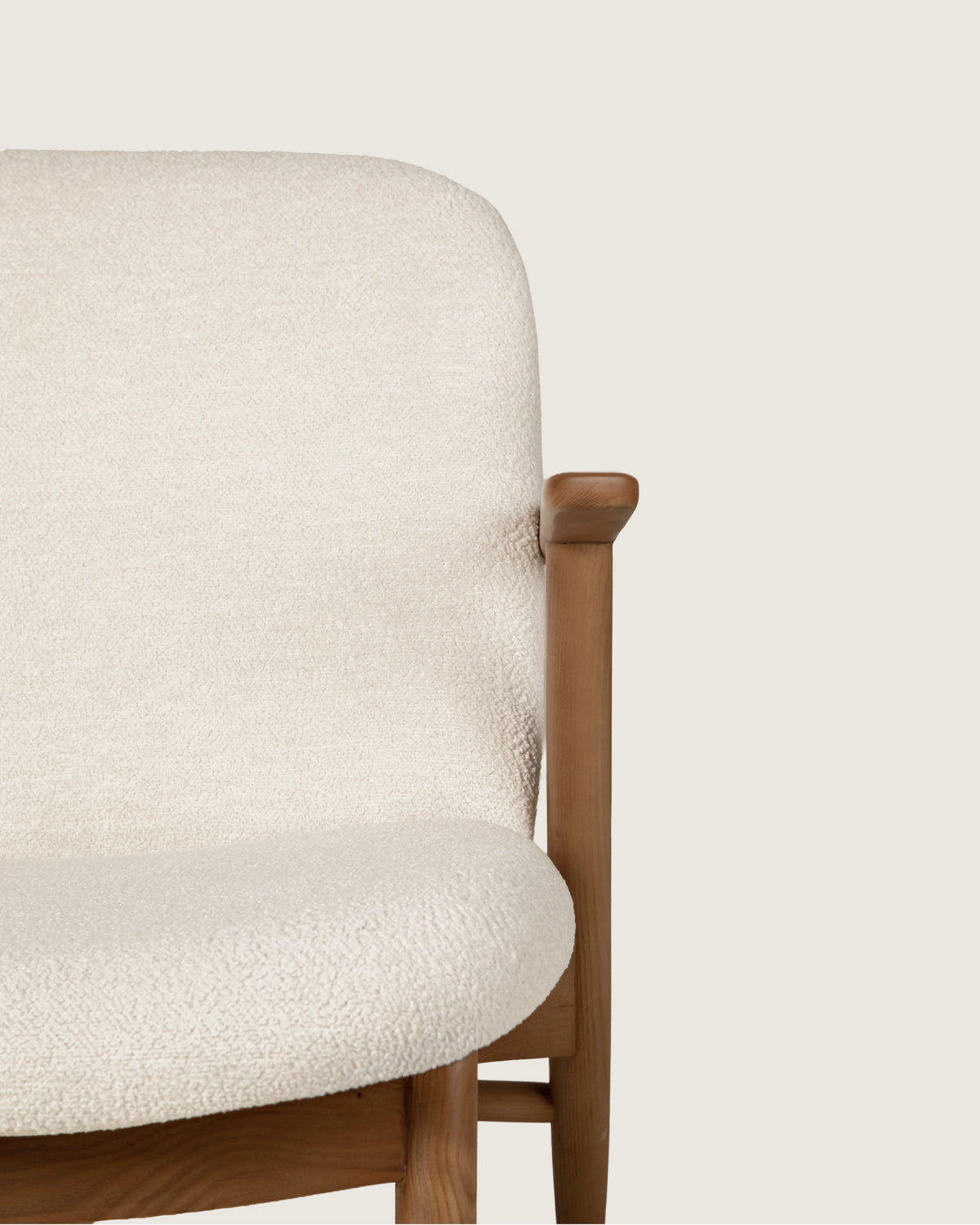 Butaca tapizada para salón o dormitorio madera maciza nogal color beige de diseño hecha a mano Lys