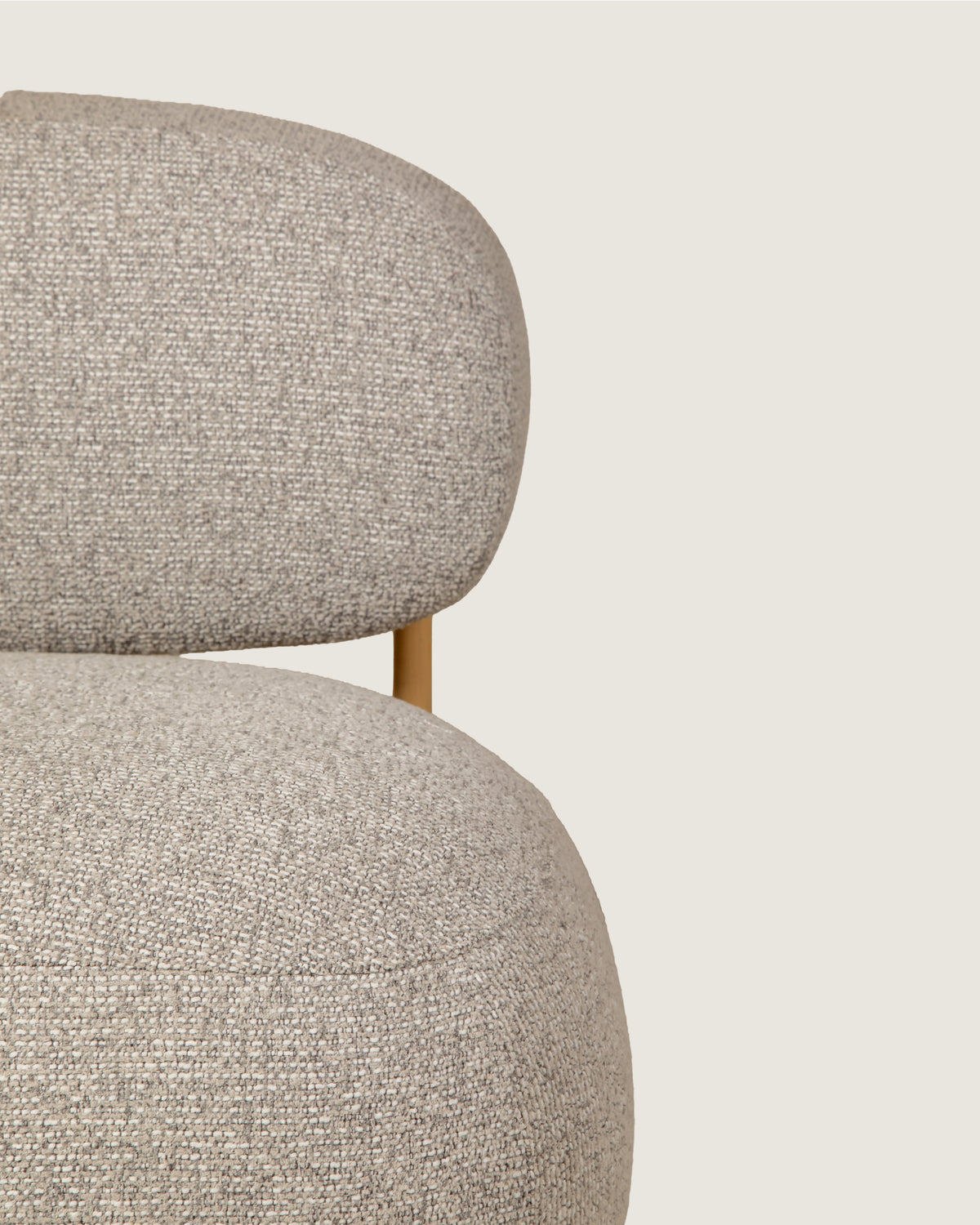Butaca tapizada para salón o dormitorio madera maciza fresno color gris oscuro de diseño hecha a mano Mare
