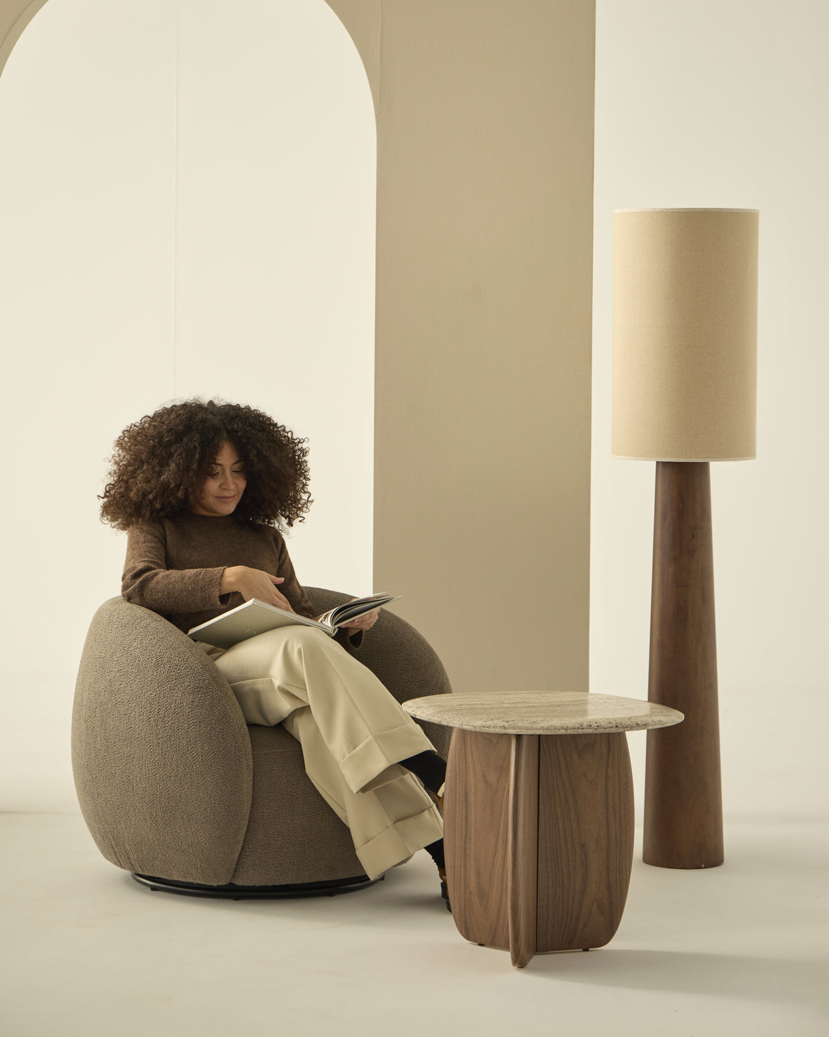 Butaca giratoria tapizada para salón o dormitorio taupe de diseño hecha a mano Sofía
