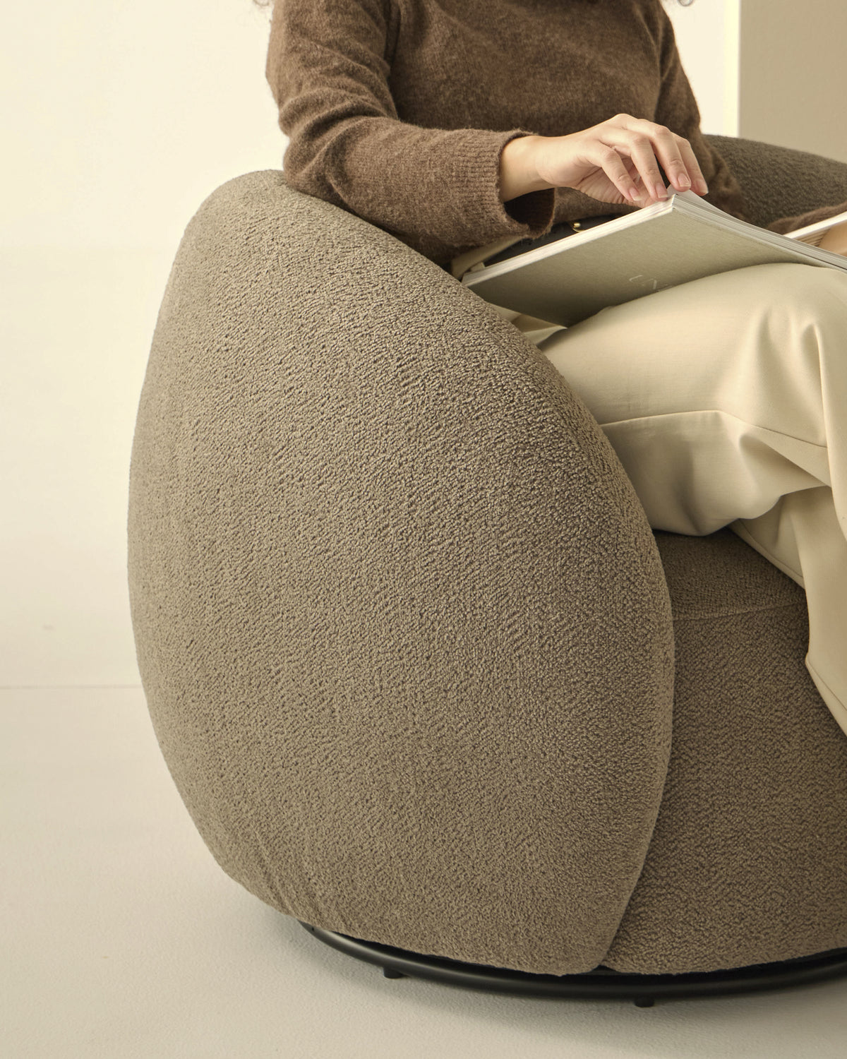 Butaca giratoria tapizada para salón o dormitorio taupe de diseño hecha a mano Sofía
