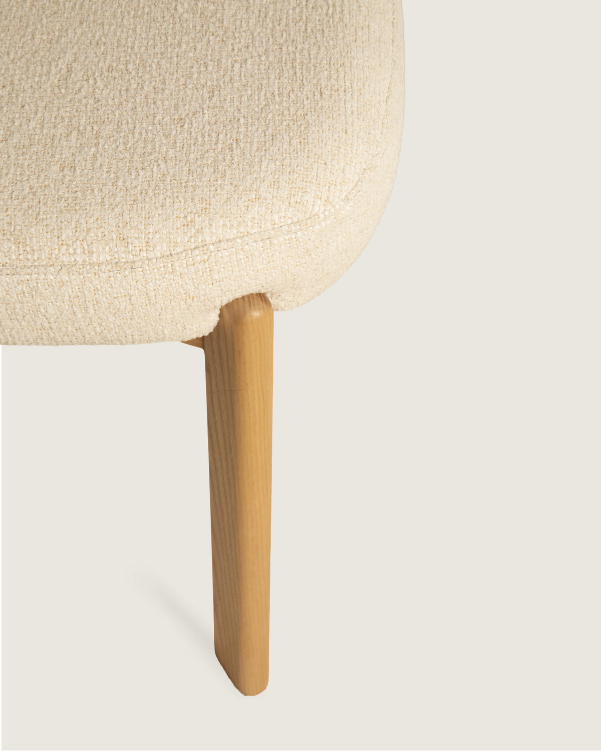 Silla cómoda comedor nórdica tapizada madera fresno maciza patas de madera Jade
