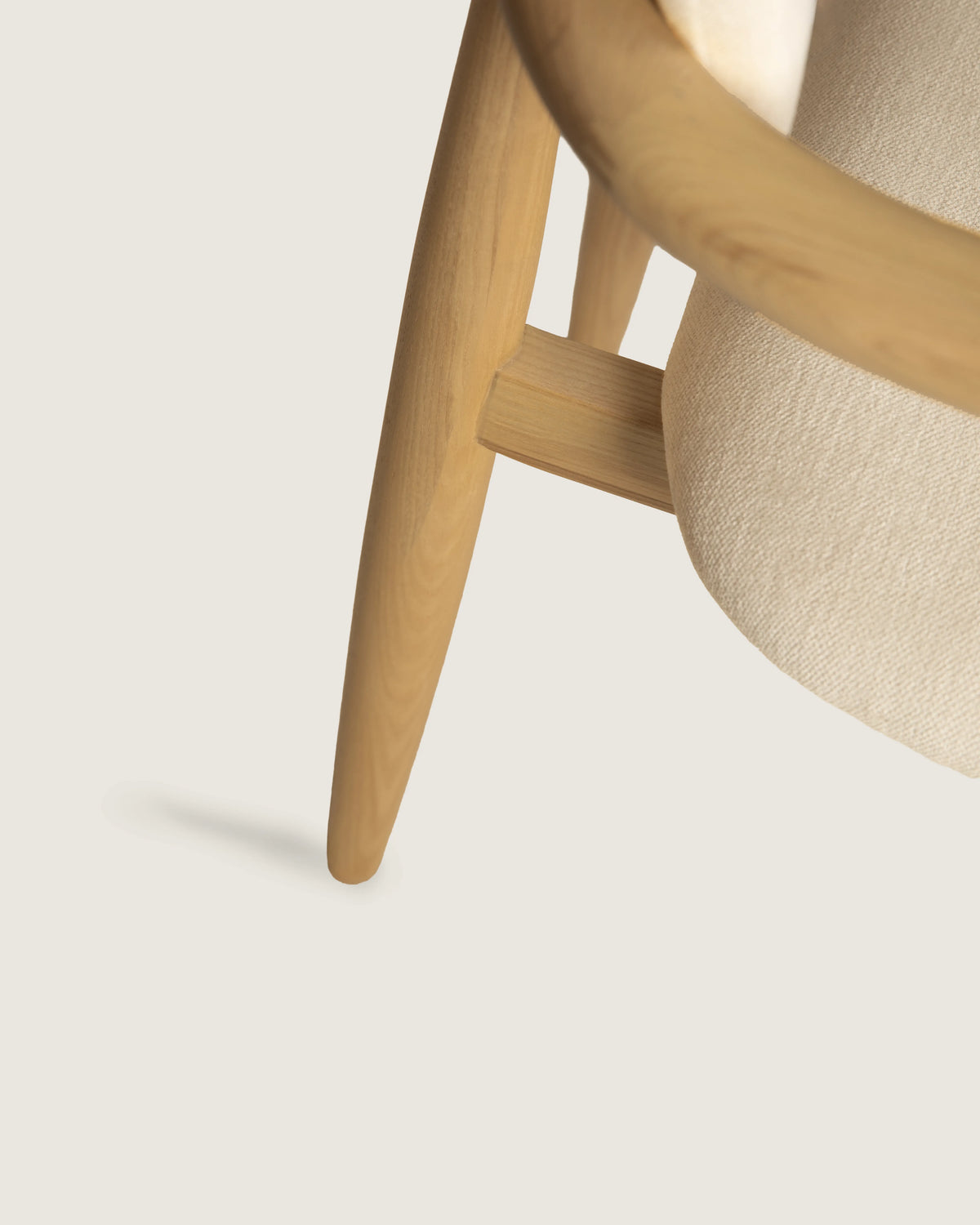 Chaise Lys avec finition en bois divers et revêtement en vita crème