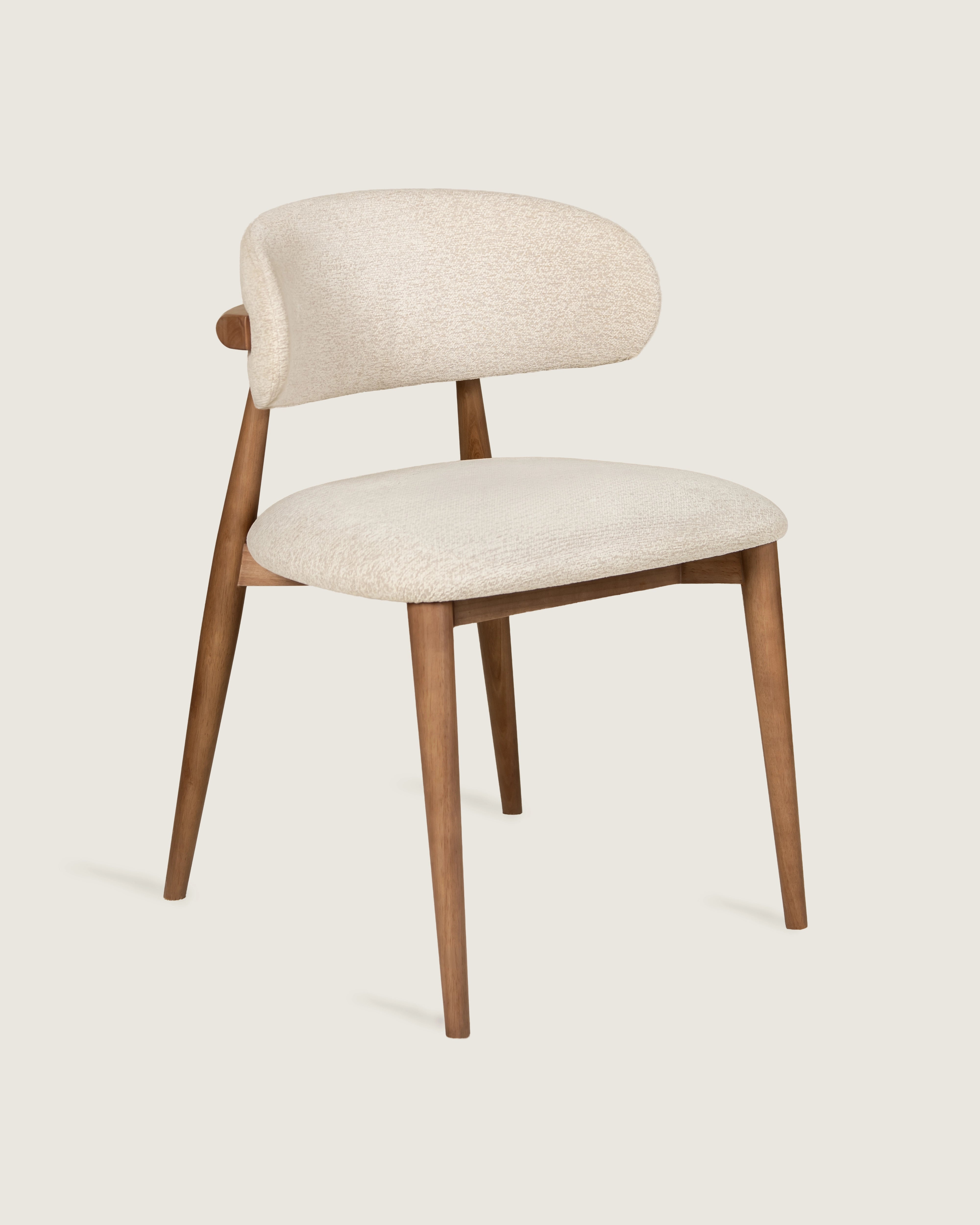 Silla Selen en nogal con tapicería eos creme
