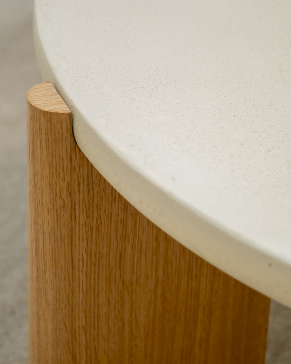 Medium round coffee table in premium-quality wood and liquid microcement, Nora oak