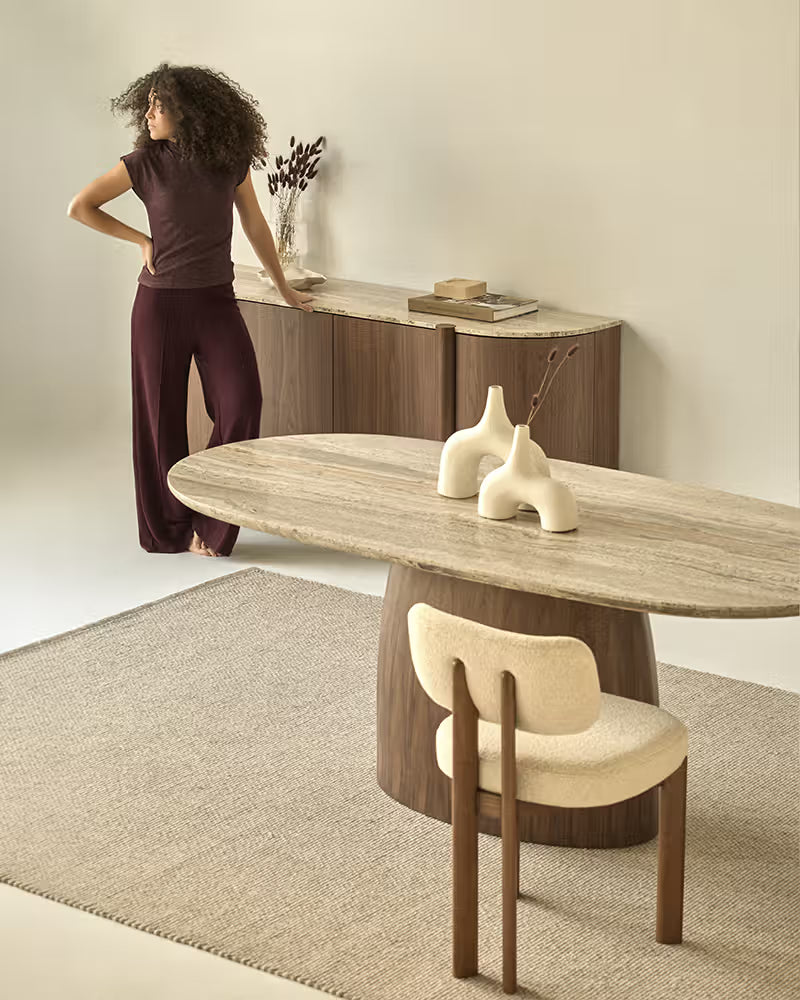 Mesa comedor ovalada madera y mármol travertino gris calidad premium mediana nogal Kaia