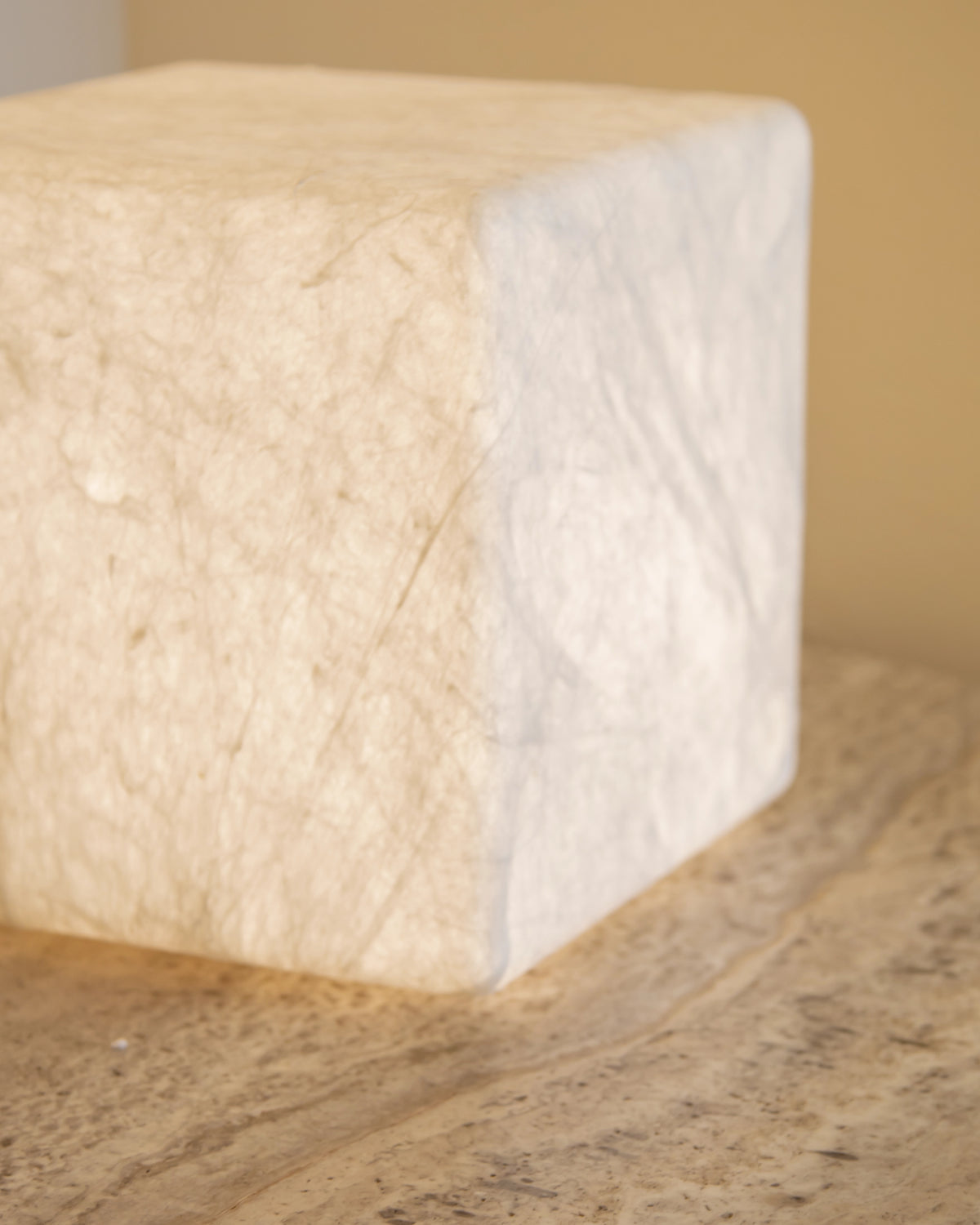 Lámpara mesita de noche dormitorio seda natural pequeña artesanal cuadrada Cube