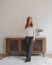 Buffet Ivy en différentes finitions de bois avec un plateau en marbre travertin