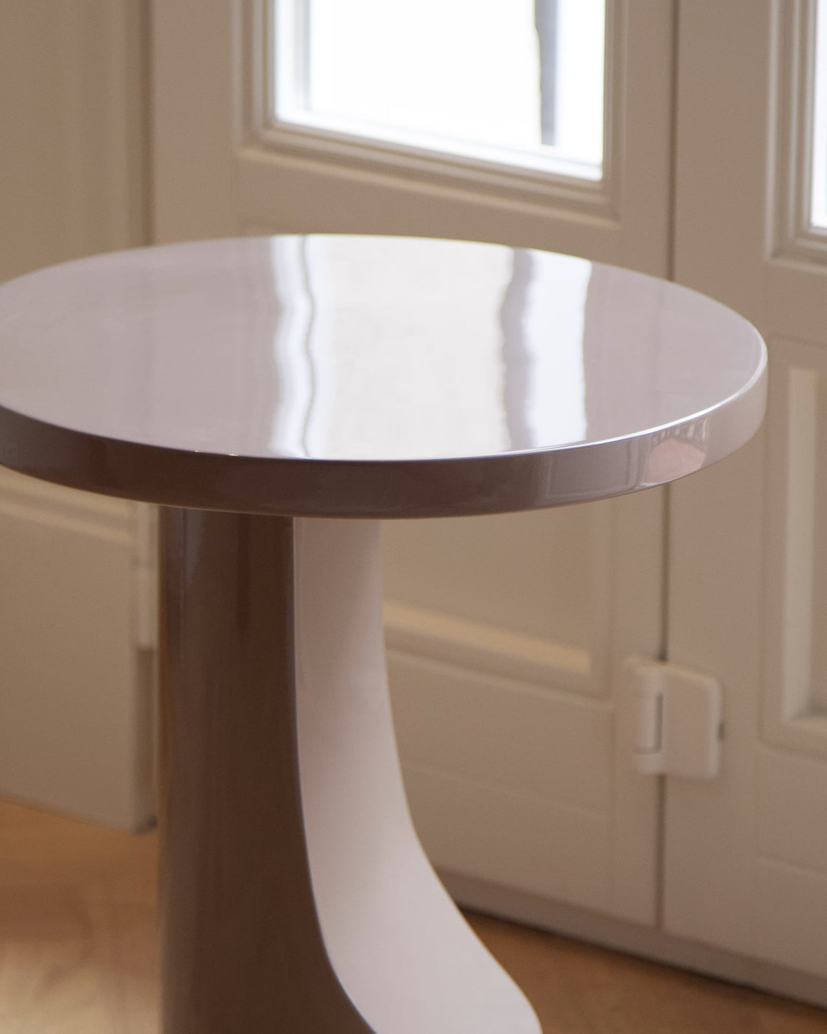 Alia round side table in microcement with a high-gloss finish