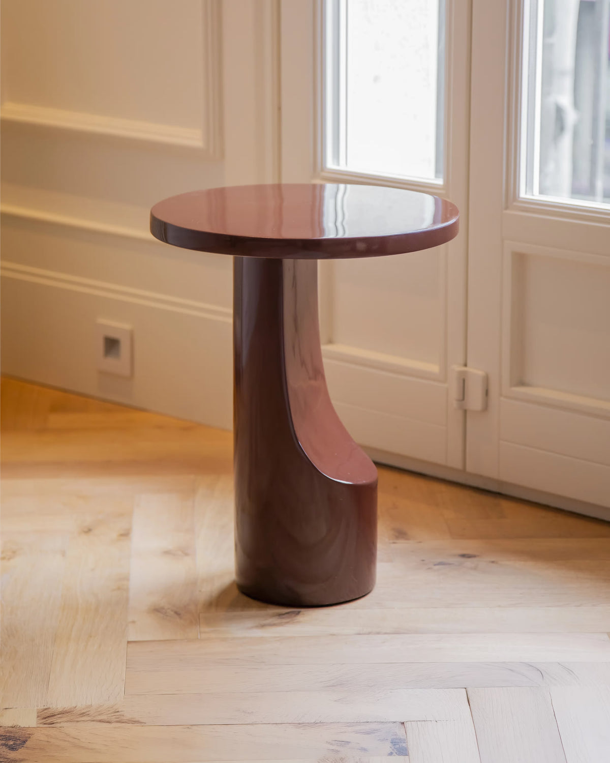 Mesa auxiliar salón comedor redonda microcemento calidad premium pequeña granate alto brillo Alia