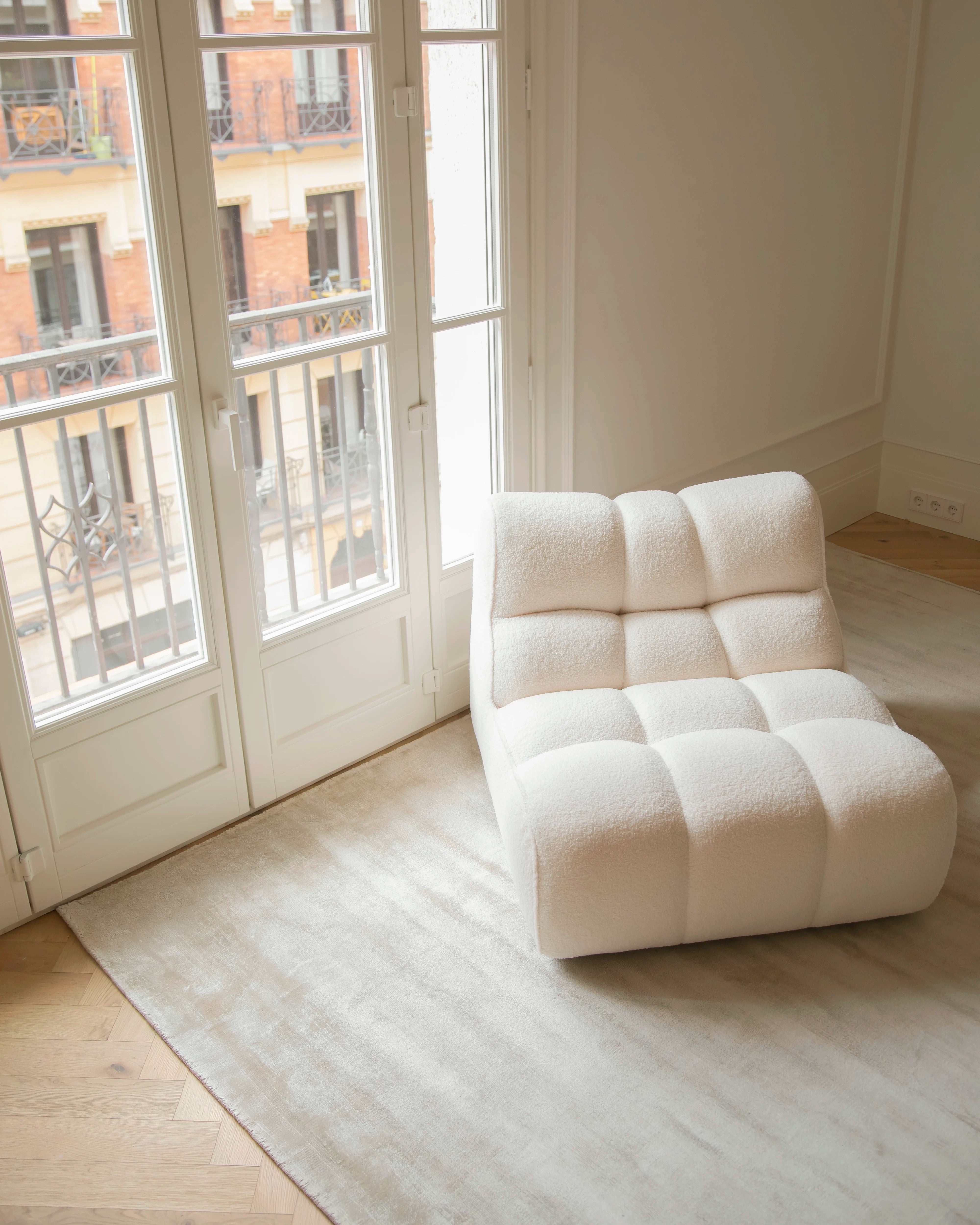 Elegant viscose rug