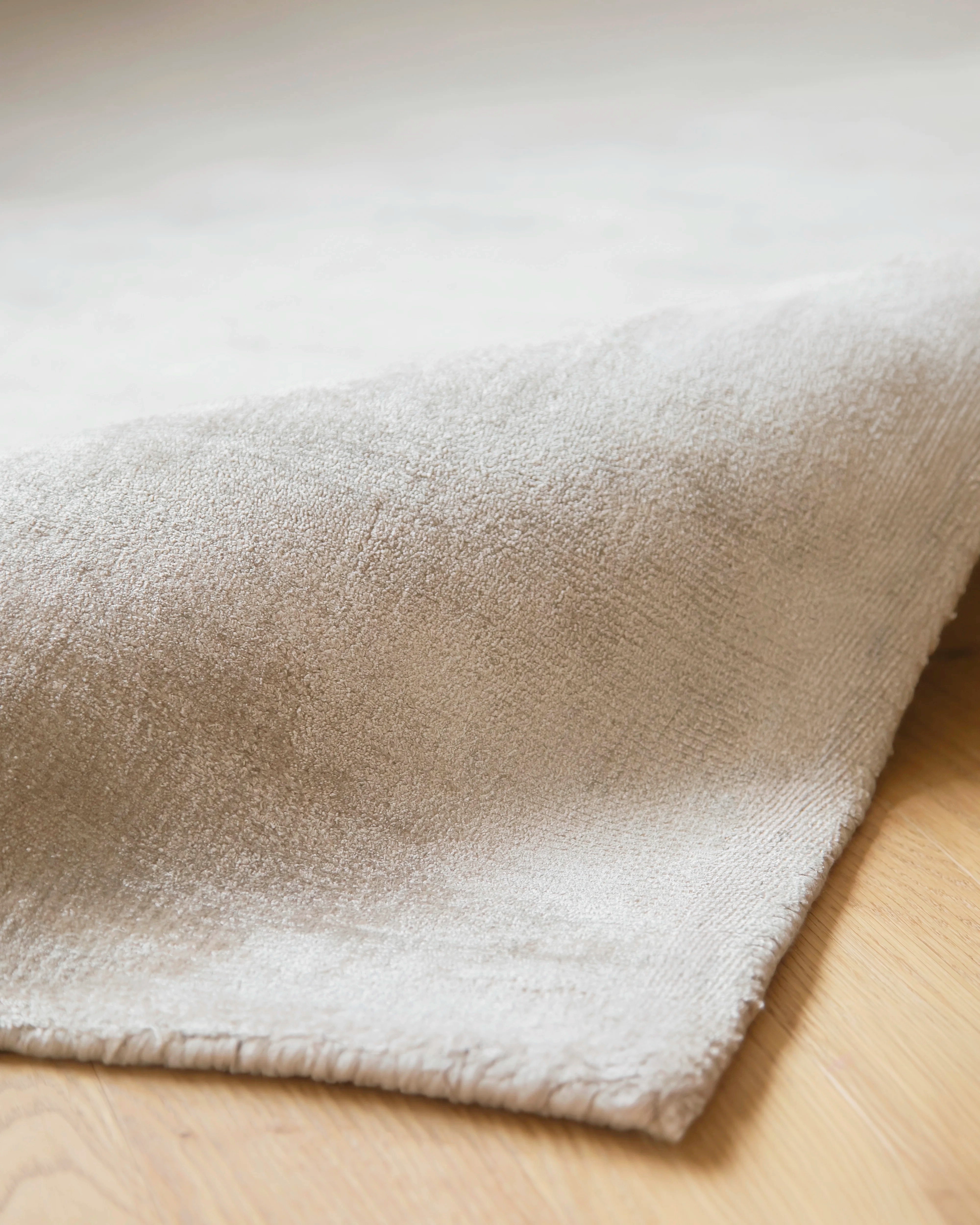 Elegant viscose rug