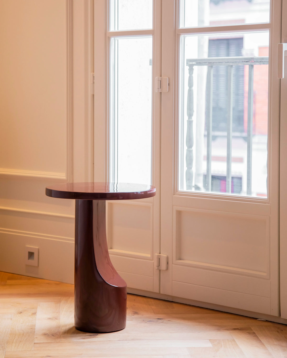 Alia round side table in microcement with a high-gloss finish