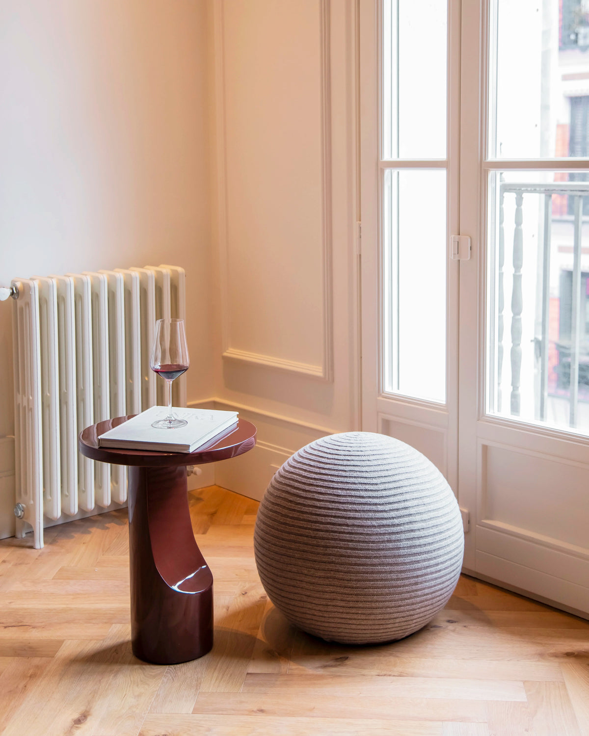 Alia round side table in microcement with a high-gloss finish