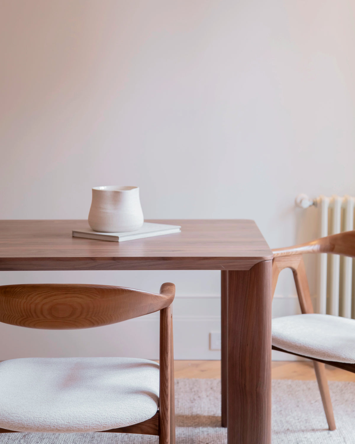 Silla cómoda comedor nórdica, tapizada madera nogal maciza patas de madera Lyra