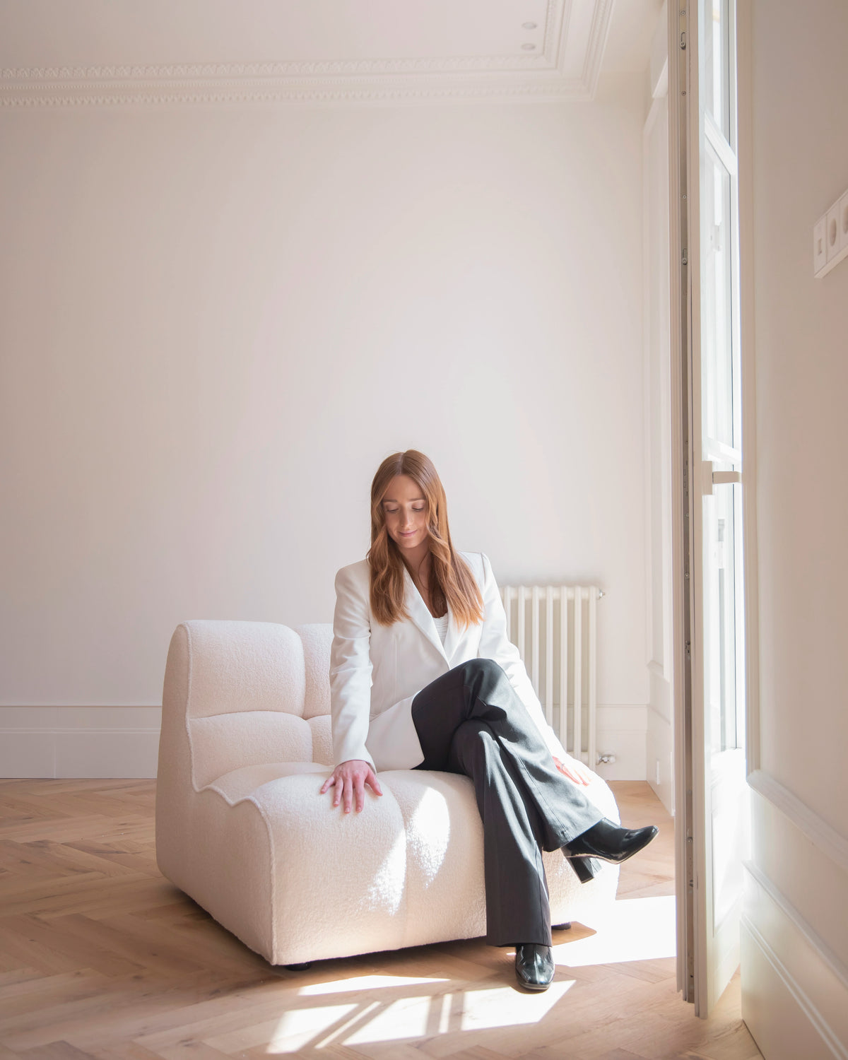 Modern large white 1-seater Nude armchair