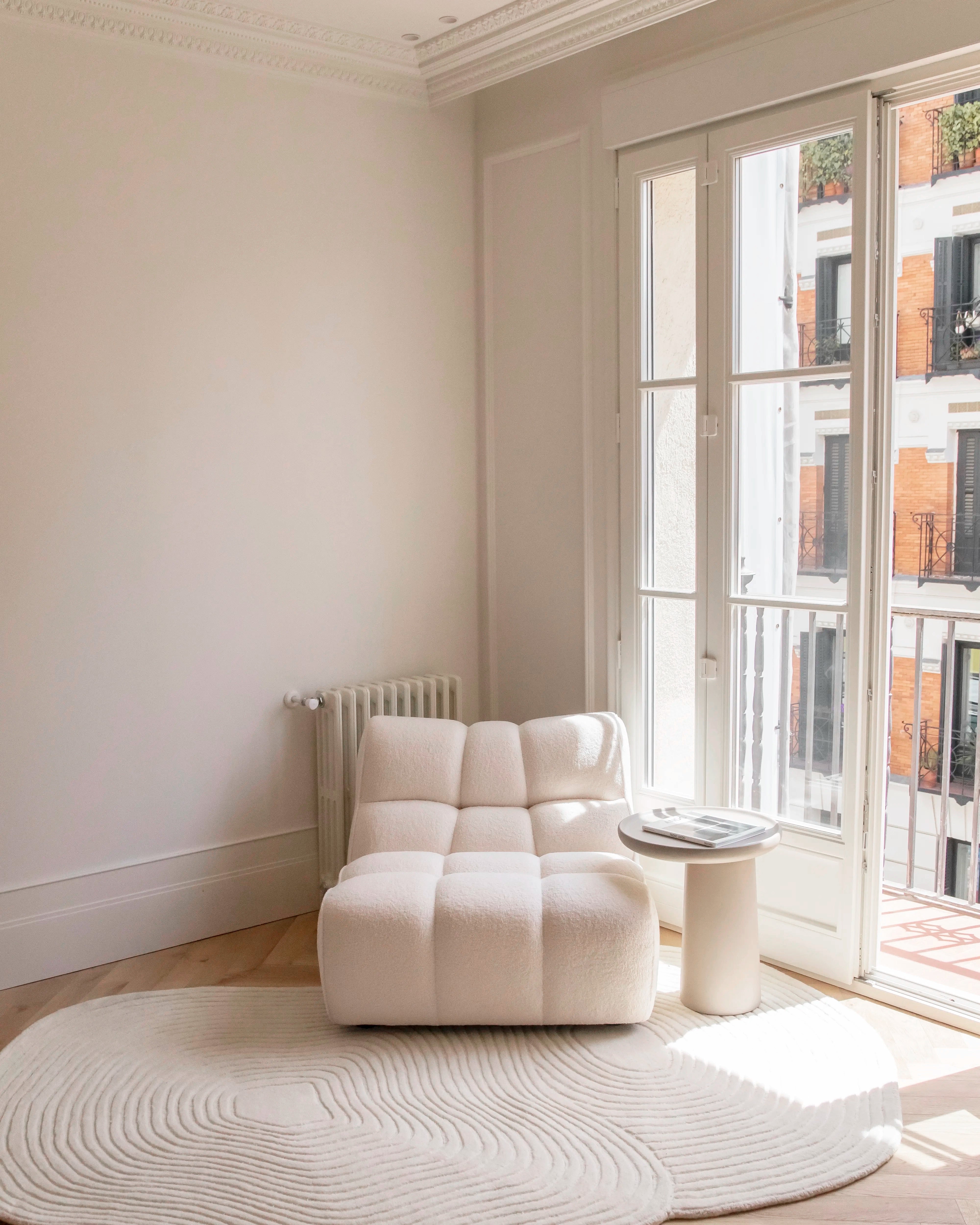Sillón Nude tapizado en color blanco 65 cm