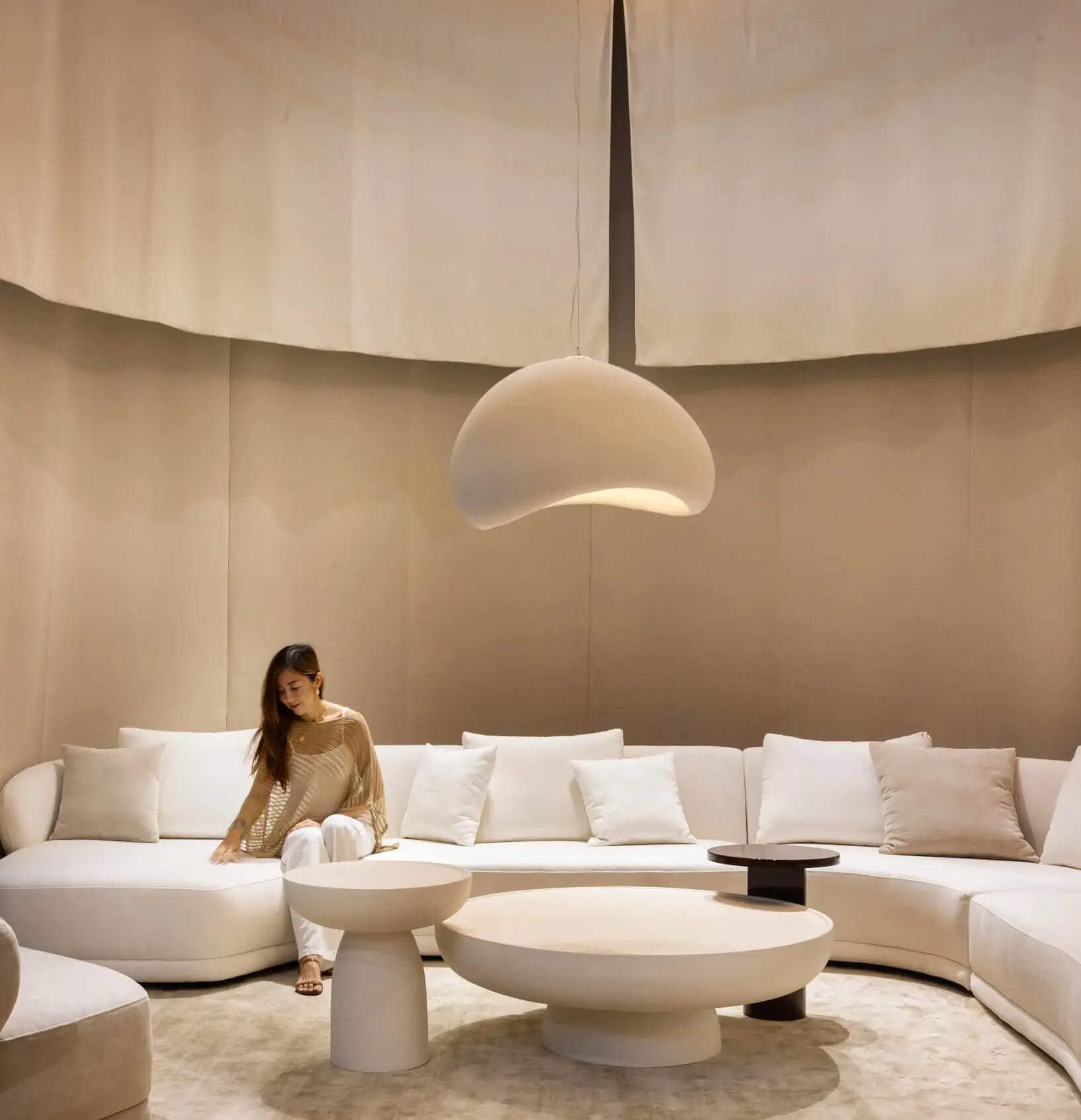 Mesa Alia auxiliar redonda de microcemento con acabado en alto brillo