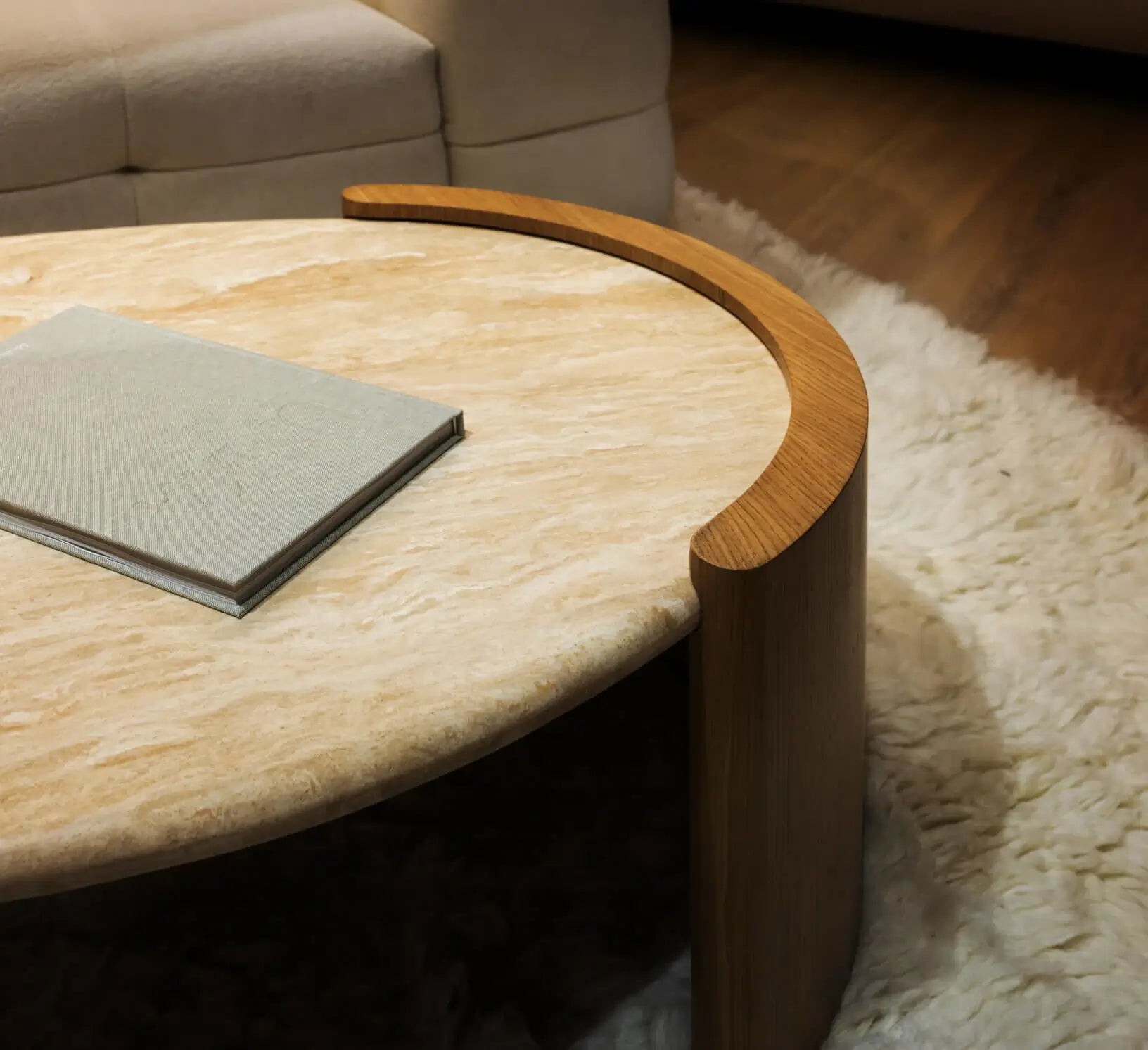 Mesa Volga de centro con tapa de mármol travertino y patas de roble