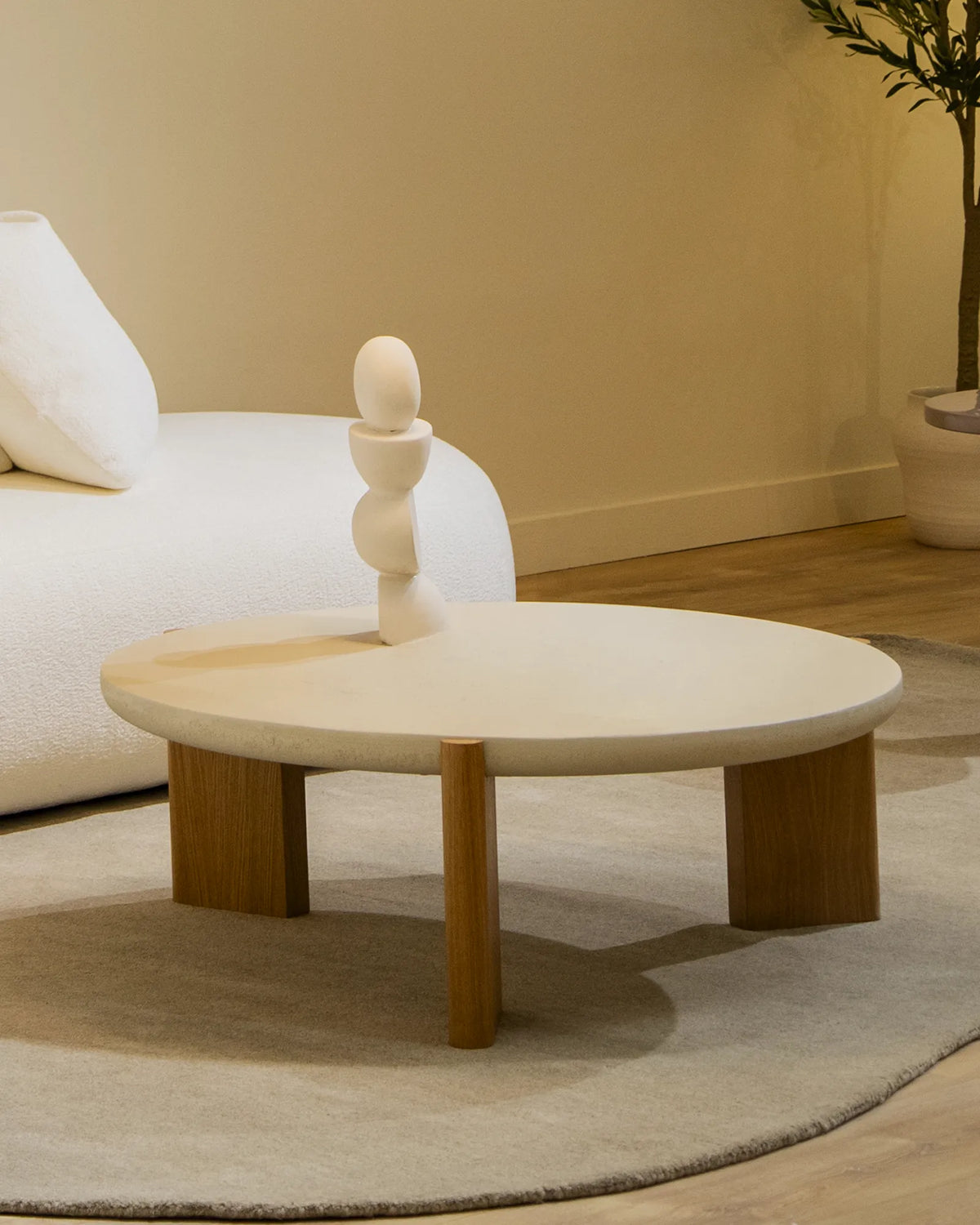 Medium round coffee table in premium-quality wood and liquid microcement, Nora oak
