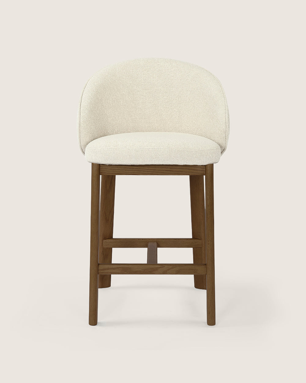 Taburete alto con respaldo tapizado en Dolmen Beige y patas de madera acabado en nogal Talia