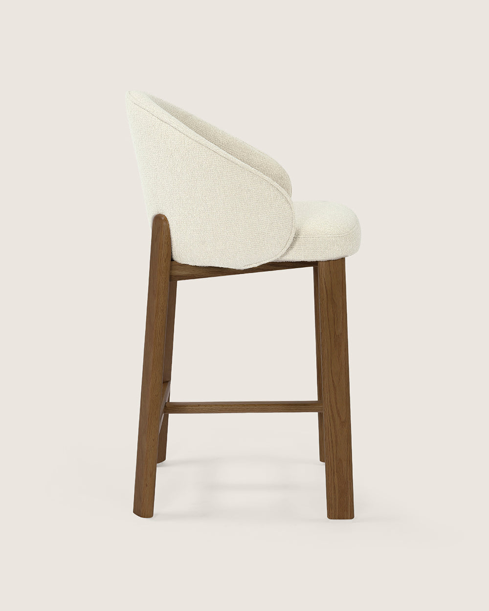 Taburete alto con respaldo tapizado en Dolmen Beige y patas de madera acabado en nogal Talia