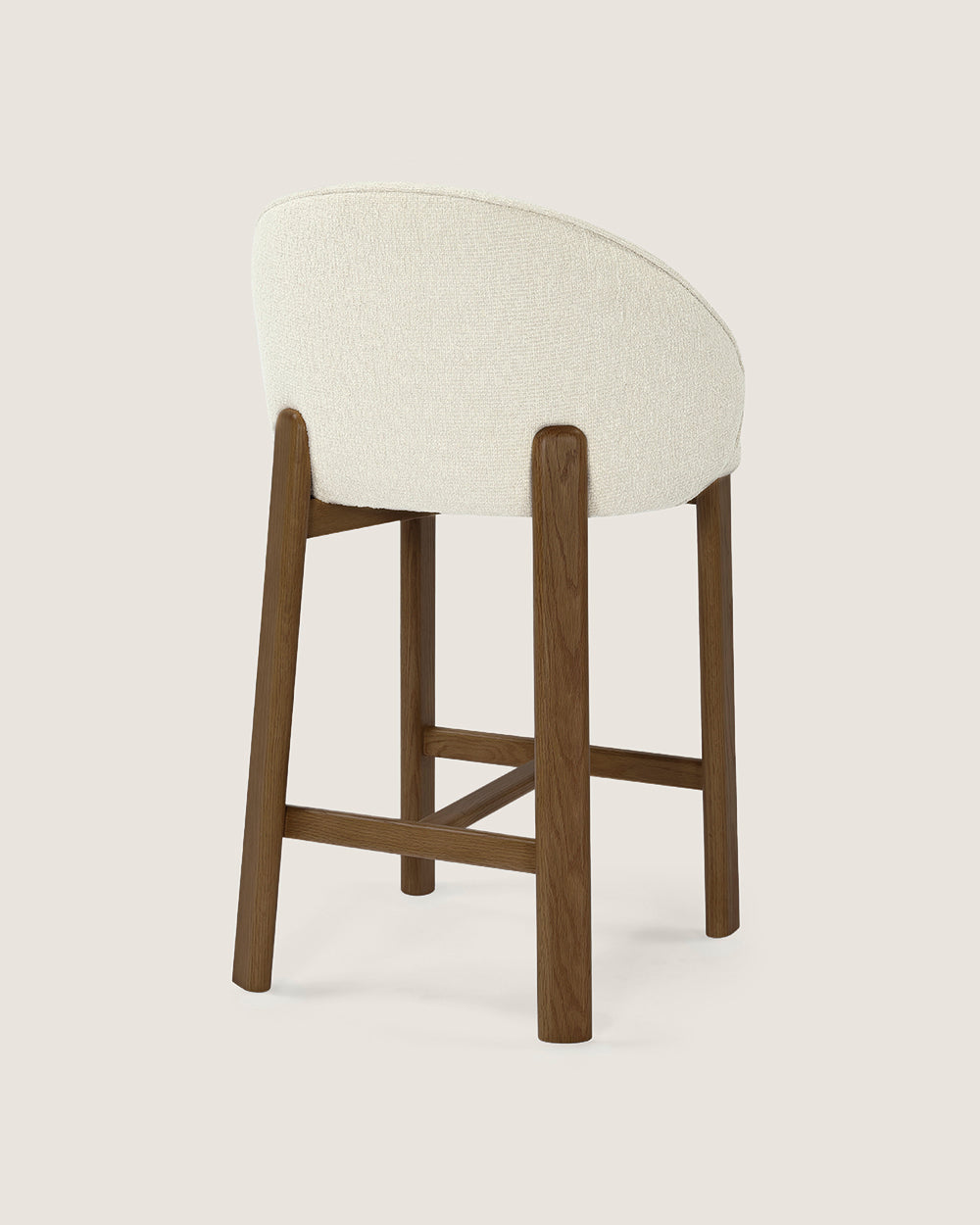 Taburete alto con respaldo tapizado en Dolmen Beige y patas de madera acabado en nogal Talia