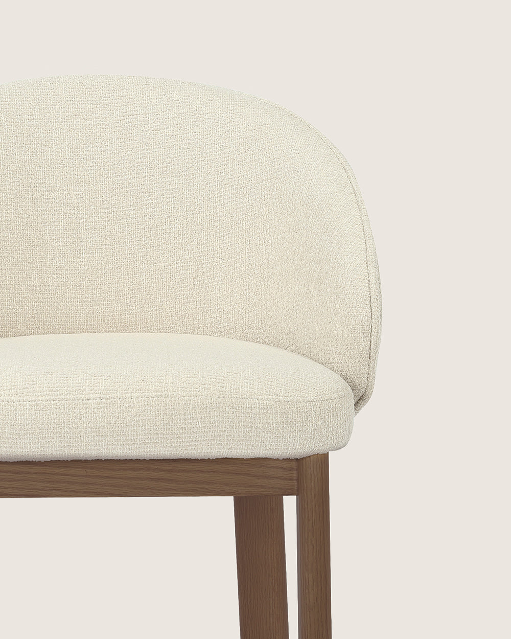 Taburete alto con respaldo tapizado en Dolmen Beige y patas de madera acabado en nogal Talia