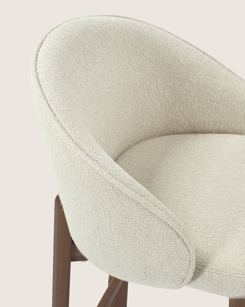 Taburete alto con respaldo tapizado en Dolmen Beige y patas de madera acabado en nogal Talia