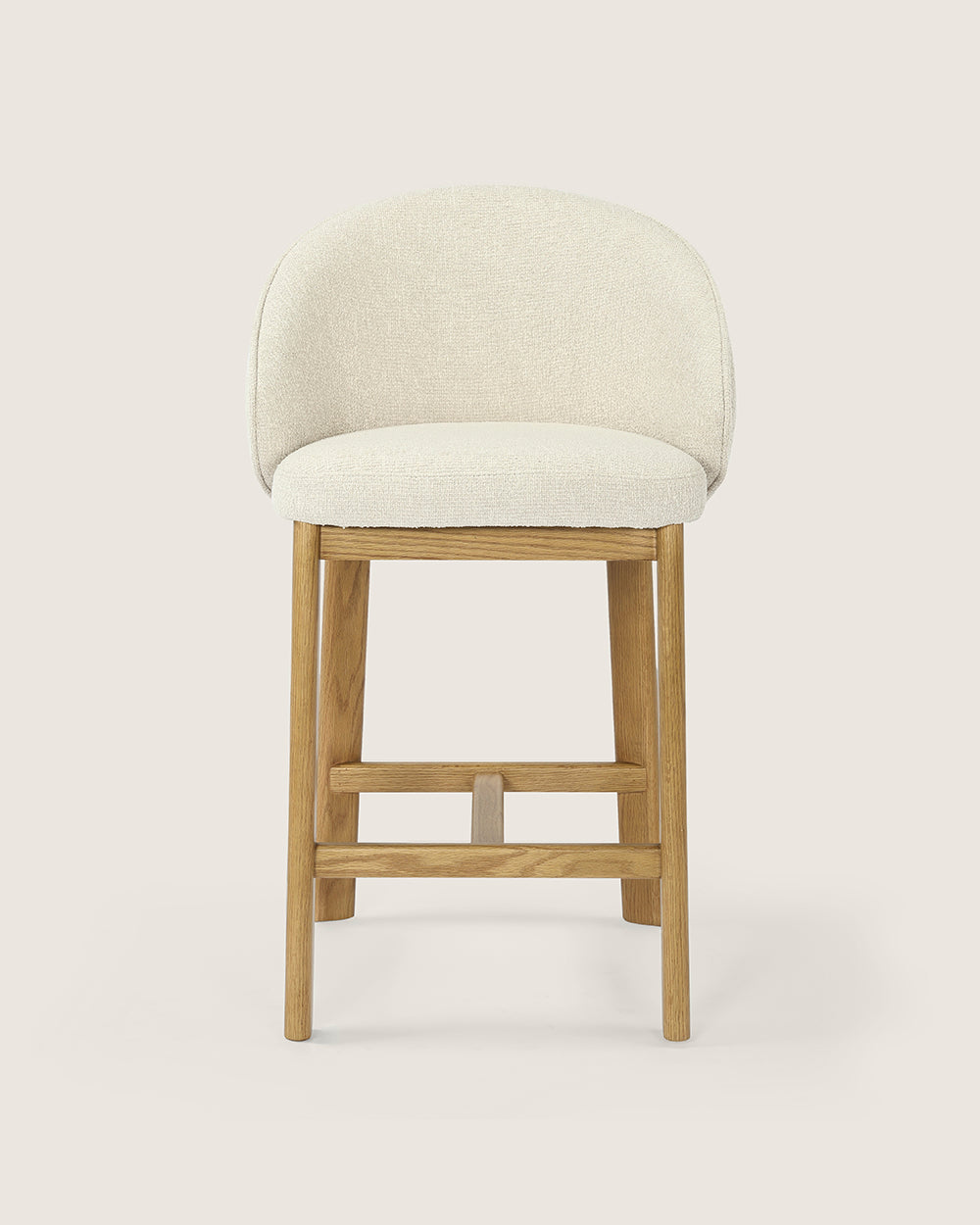 Taburete alto con respaldo tapizado en Dolmen Beige y patas de madera acabado en roble Talia