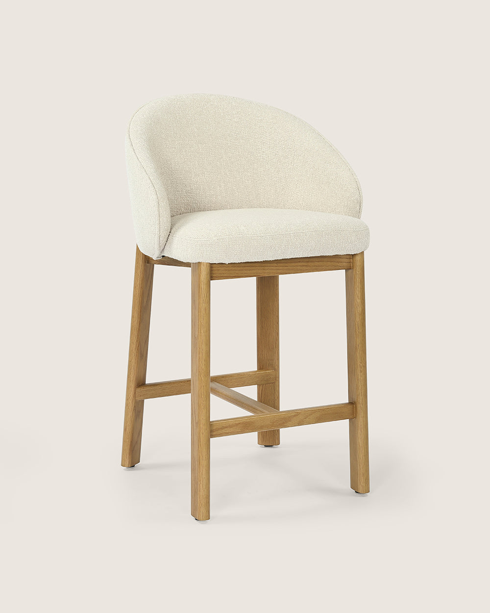 Taburete alto con respaldo tapizado en Dolmen Beige y patas de madera acabado en roble Talia