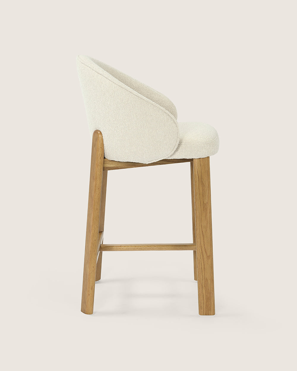 Taburete alto con respaldo tapizado en Dolmen Beige y patas de madera acabado en roble Talia
