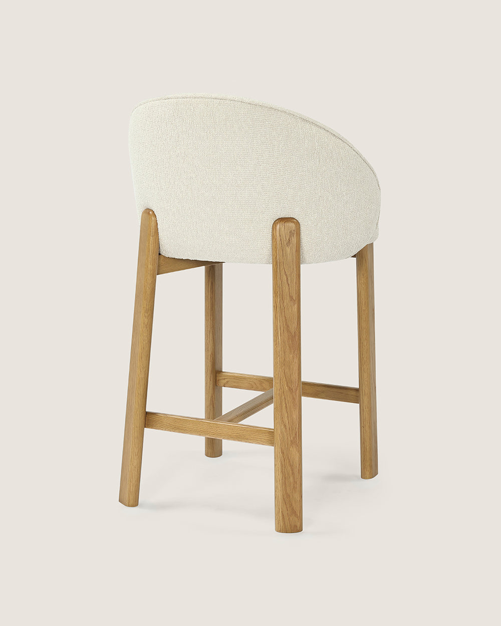 Taburete alto con respaldo tapizado en Dolmen Beige y patas de madera acabado en roble Talia