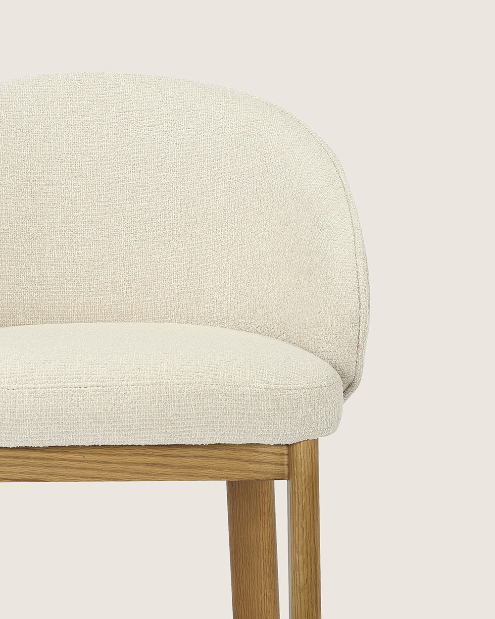 Taburete alto con respaldo tapizado en Dolmen Beige y patas de madera acabado en roble Talia