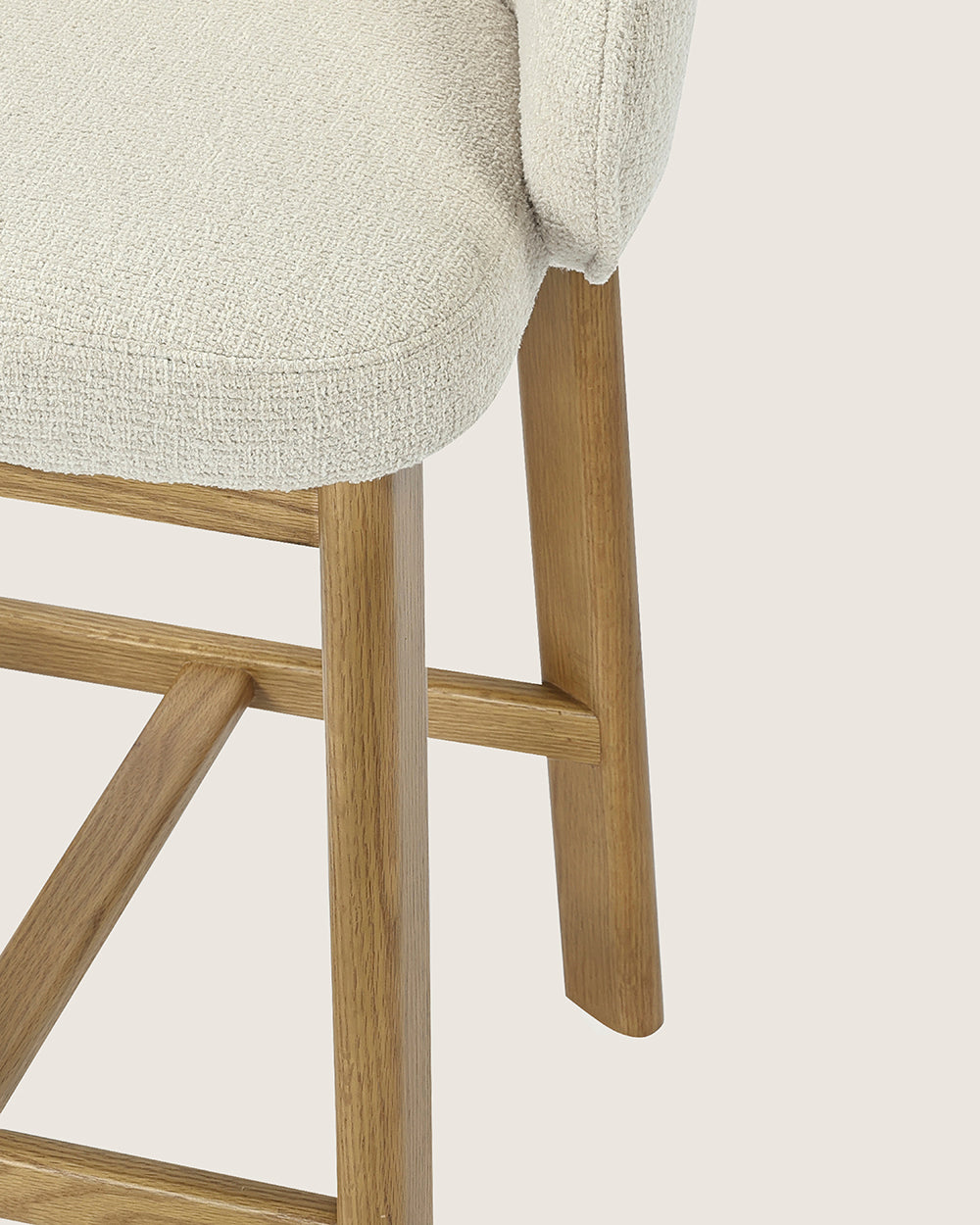 Taburete alto con respaldo tapizado en Dolmen Beige y patas de madera acabado en roble Talia