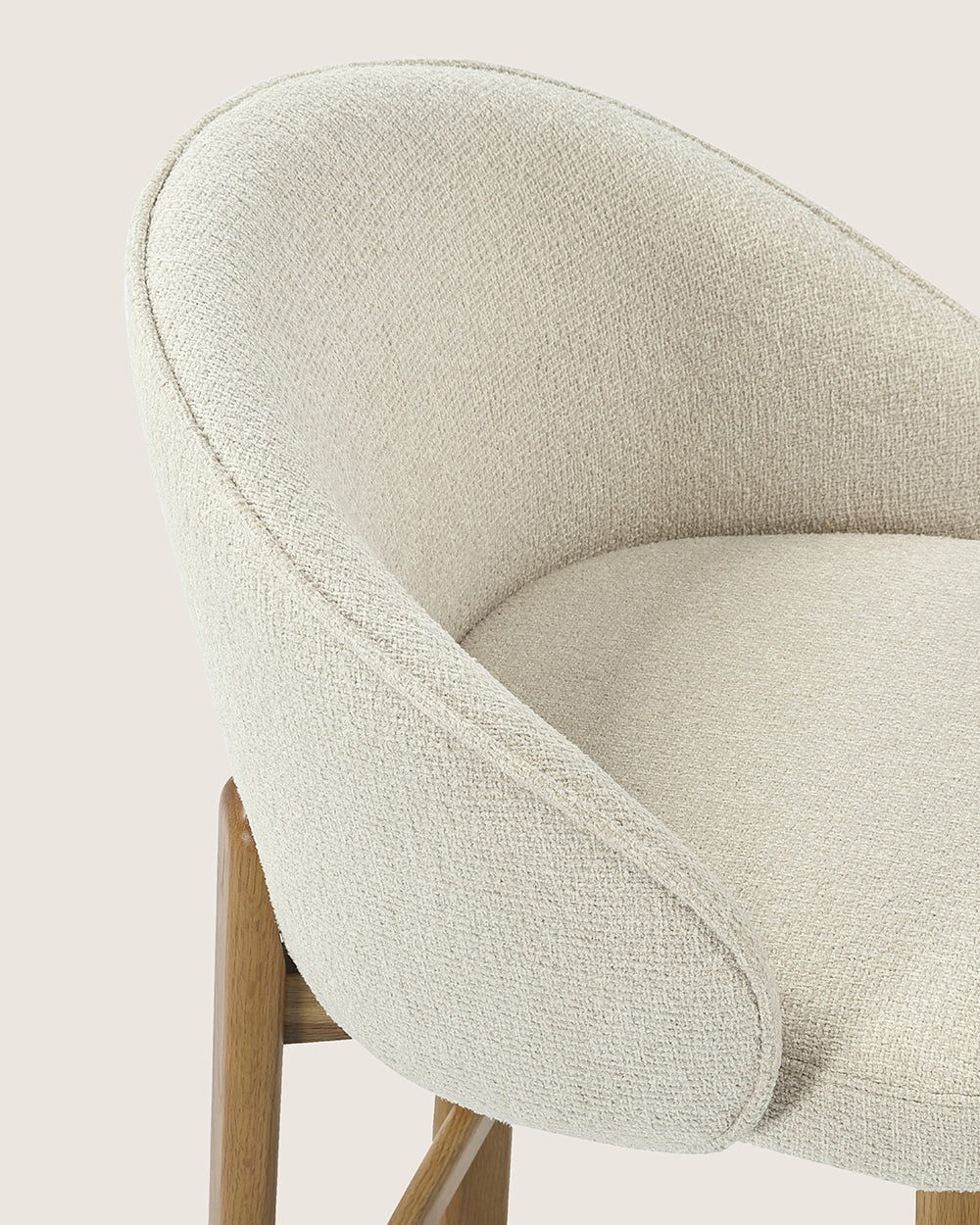Taburete alto con respaldo tapizado en Dolmen Beige y patas de madera acabado en roble Talia