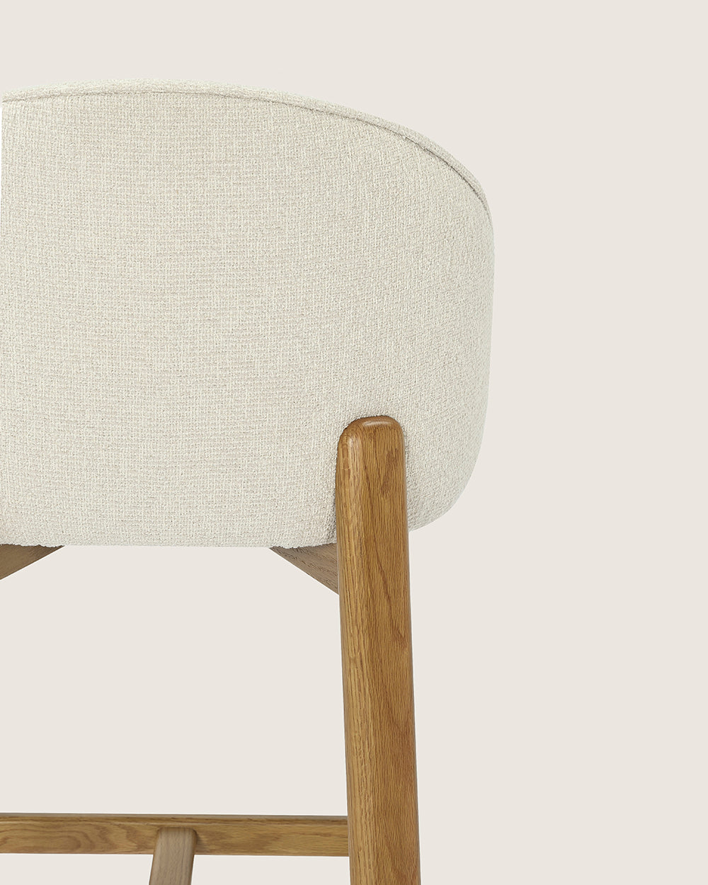 Taburete alto con respaldo tapizado en Dolmen Beige y patas de madera acabado en roble Talia