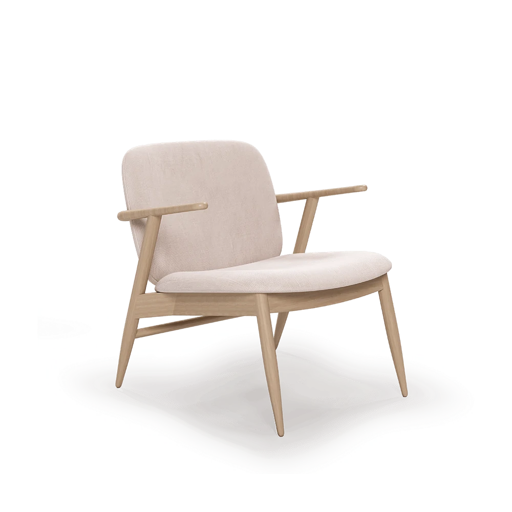 Butaca Lys con estructura de madera y tapicería vita creme