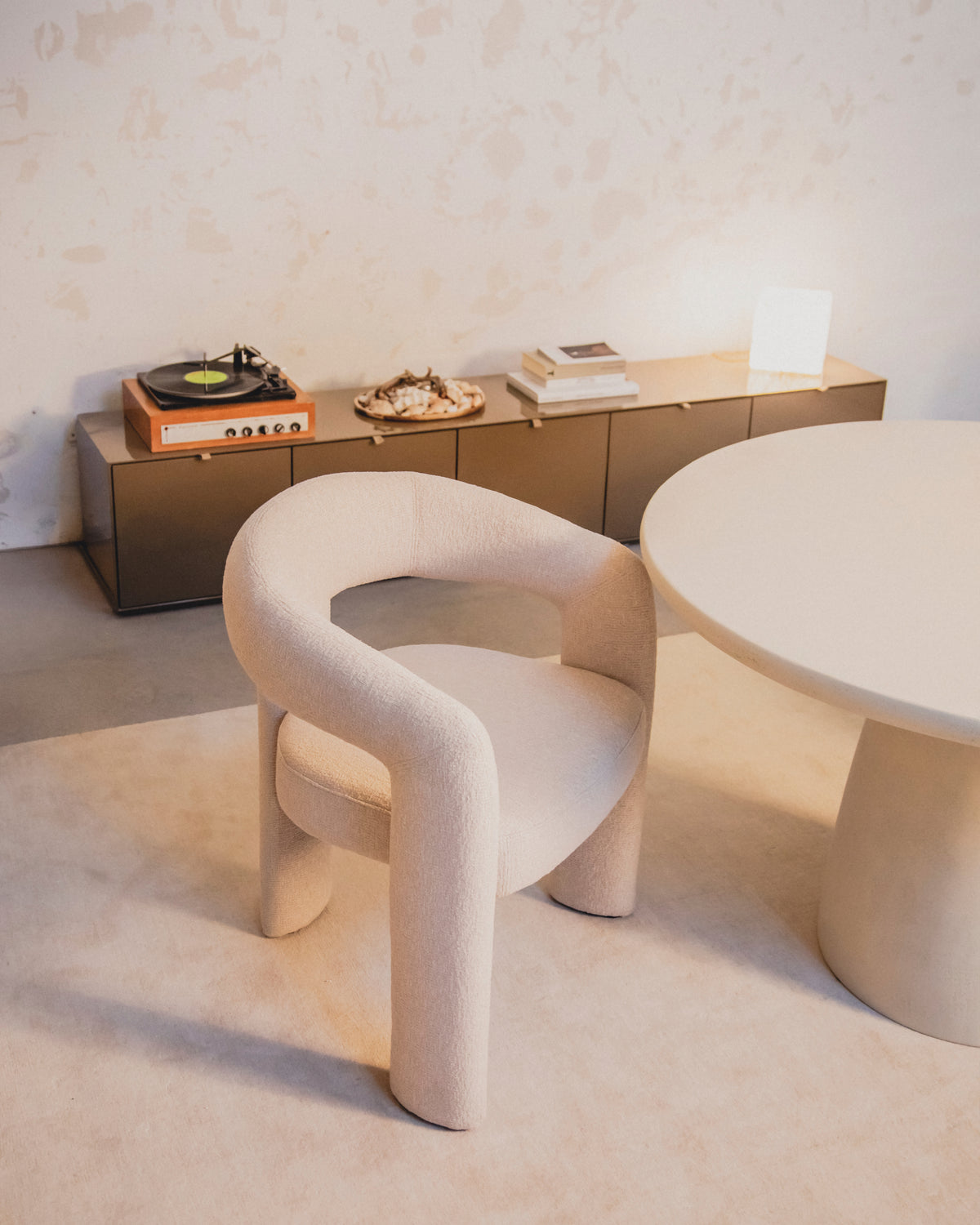 Chaise de salle à manger avec accoudoirs tapissée en dolmen beige Helen