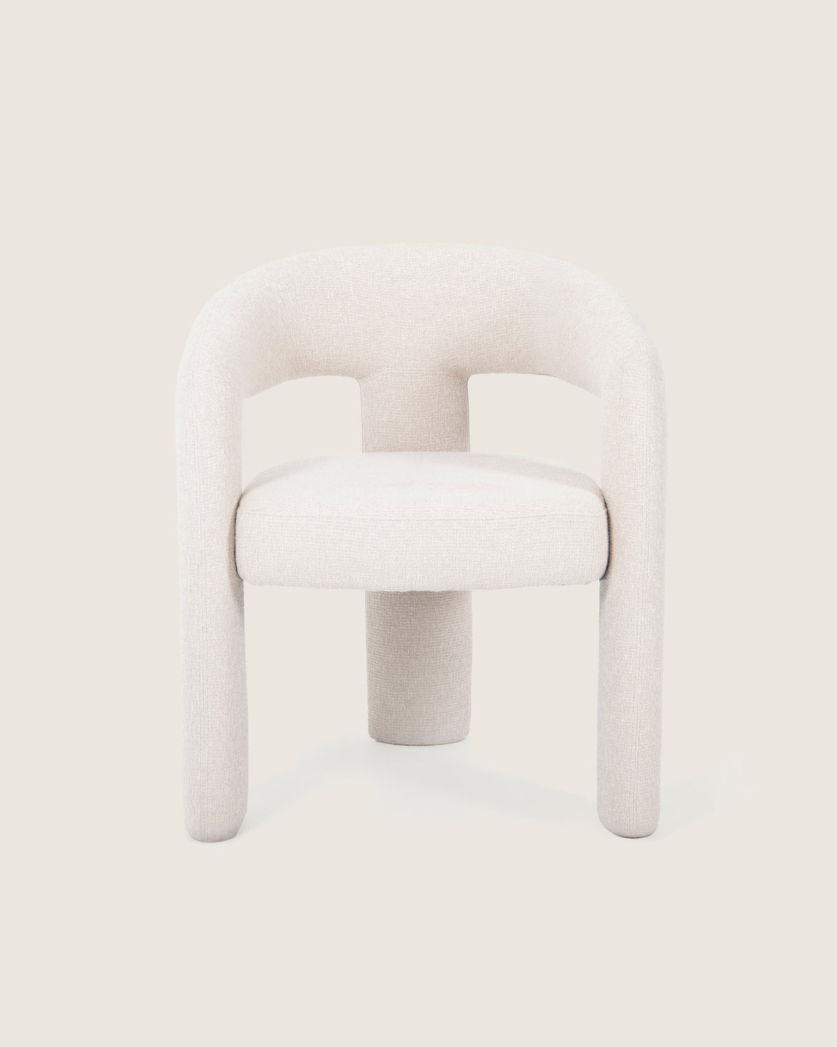 Silla de comedor con reposabrazos tapizada en dolmen beige Helen